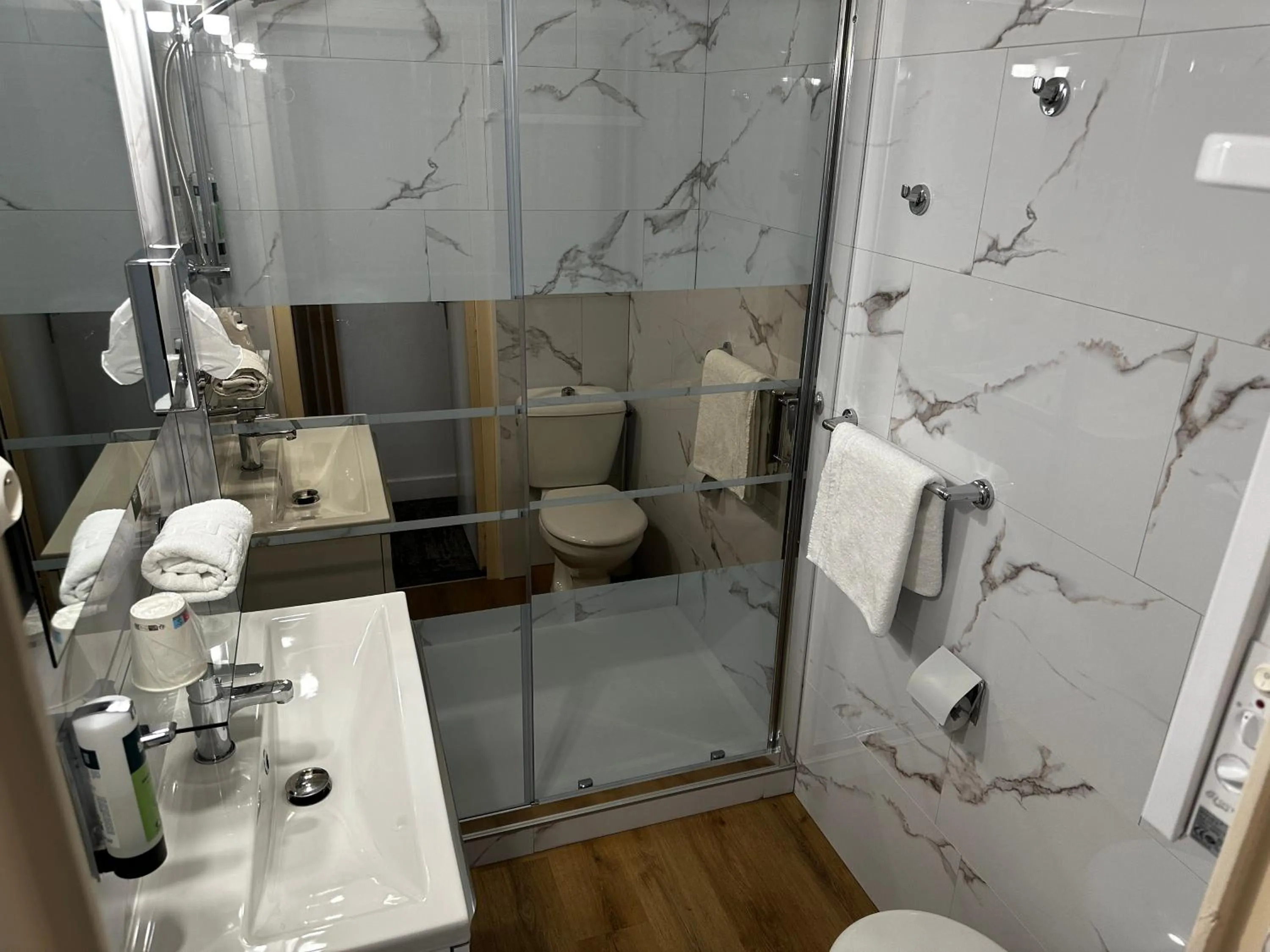 Bathroom in Logis Le Passiflore Cognac