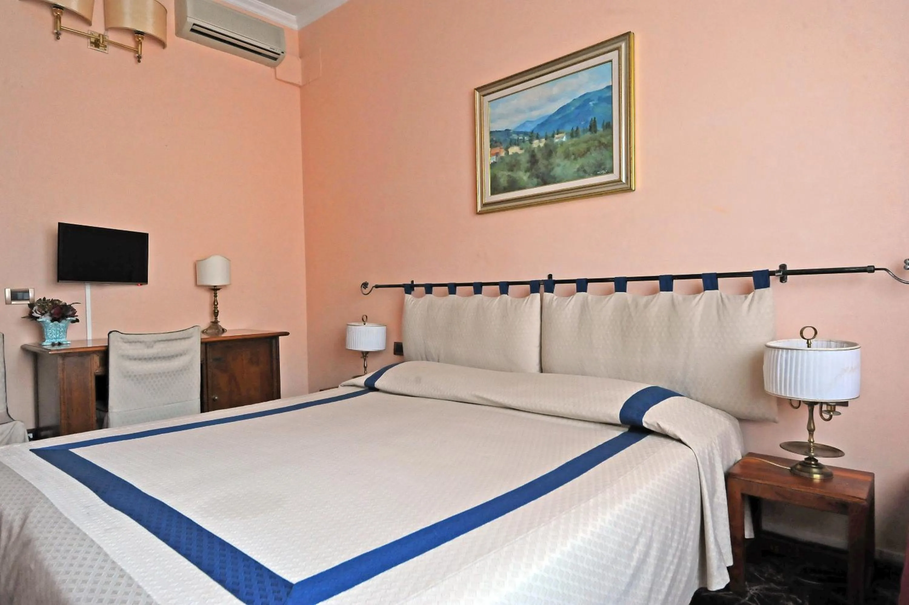 Photo of the whole room, Bed in Residenza Cantagalli