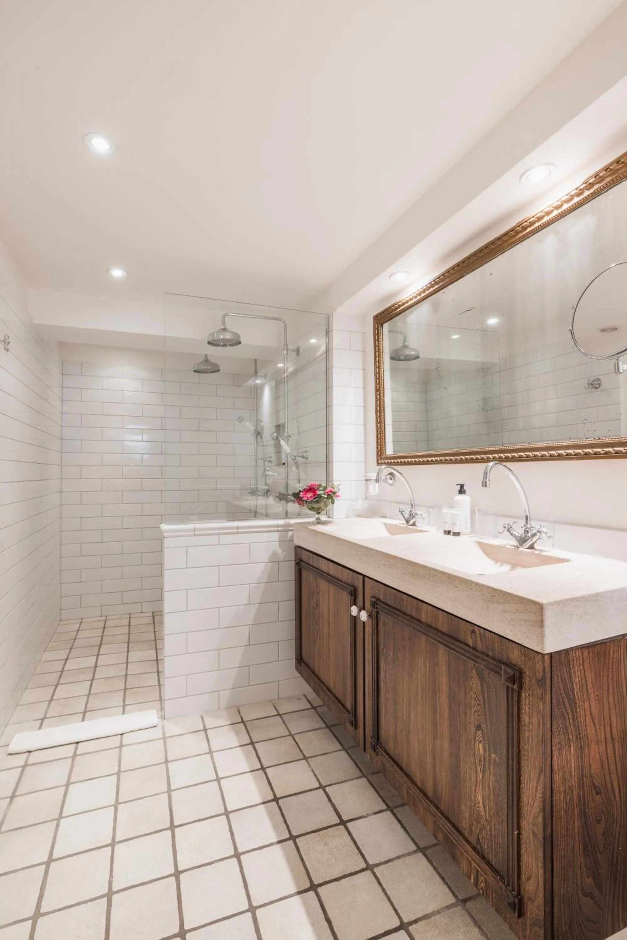 Property building in Château Le Cagnard