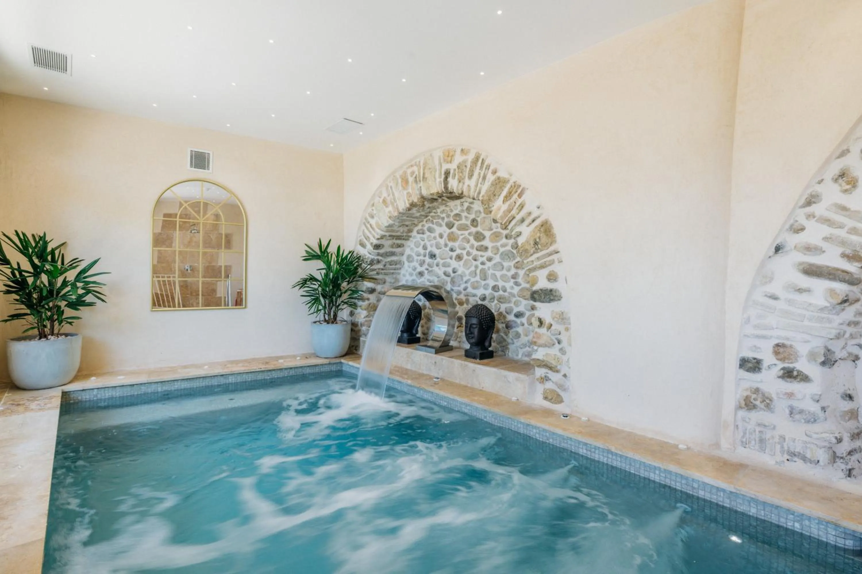 Swimming pool in Château Le Cagnard