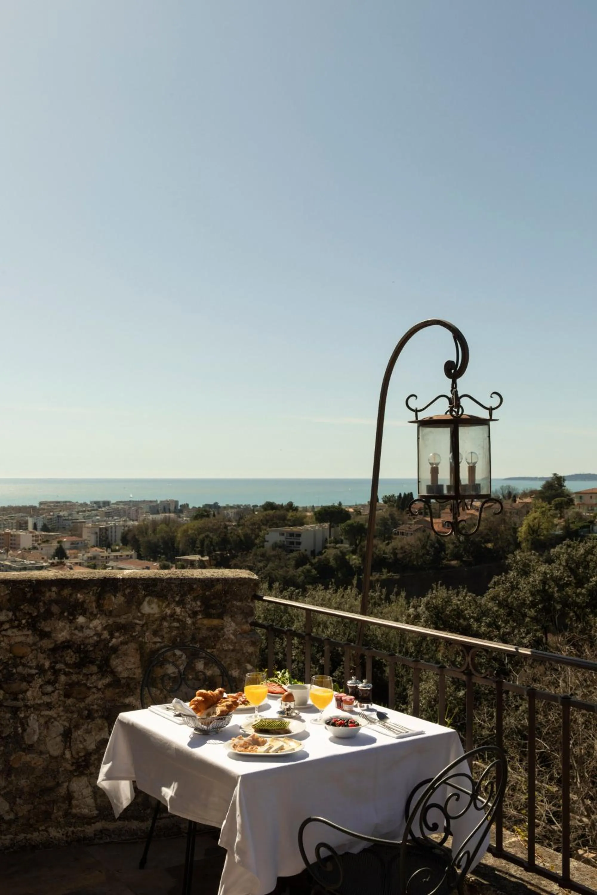 Breakfast in Château Le Cagnard