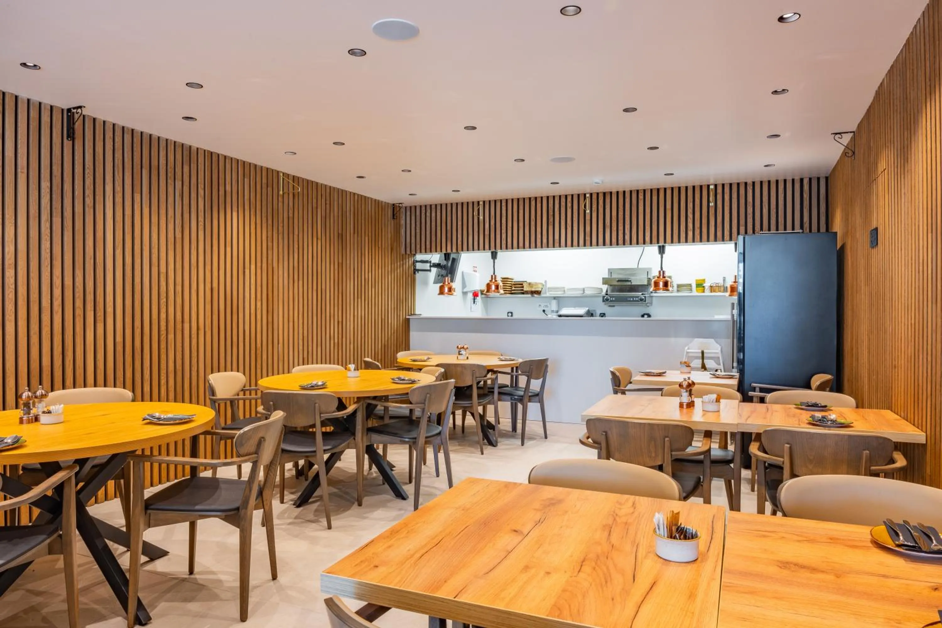 Restaurant/places to eat in Vila Baleira Residence