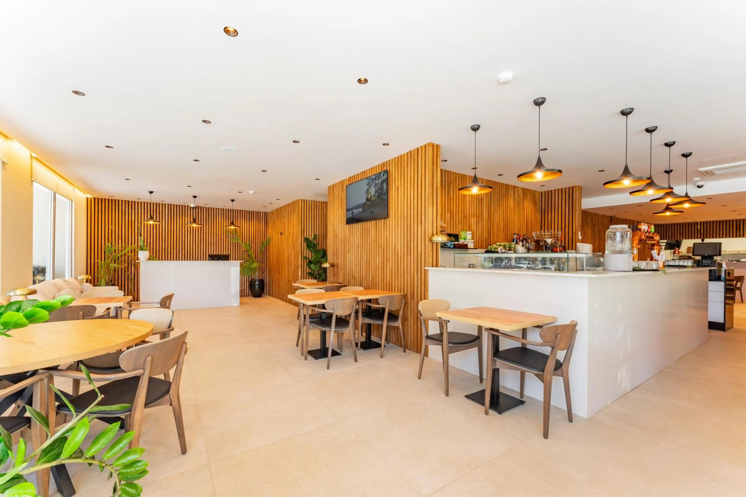 Restaurant/places to eat in Vila Baleira Residence