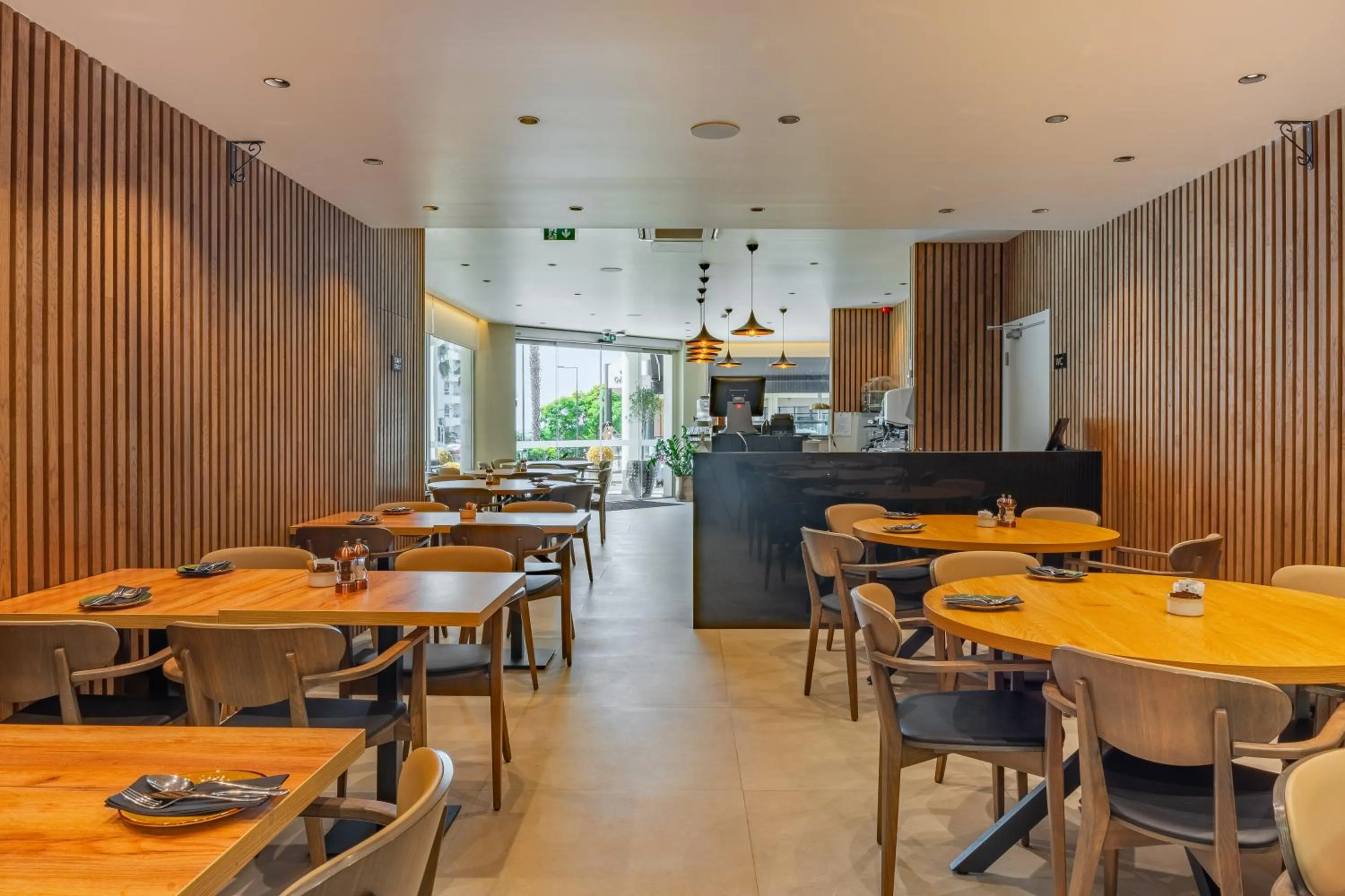 Restaurant/places to eat in Vila Baleira Residence