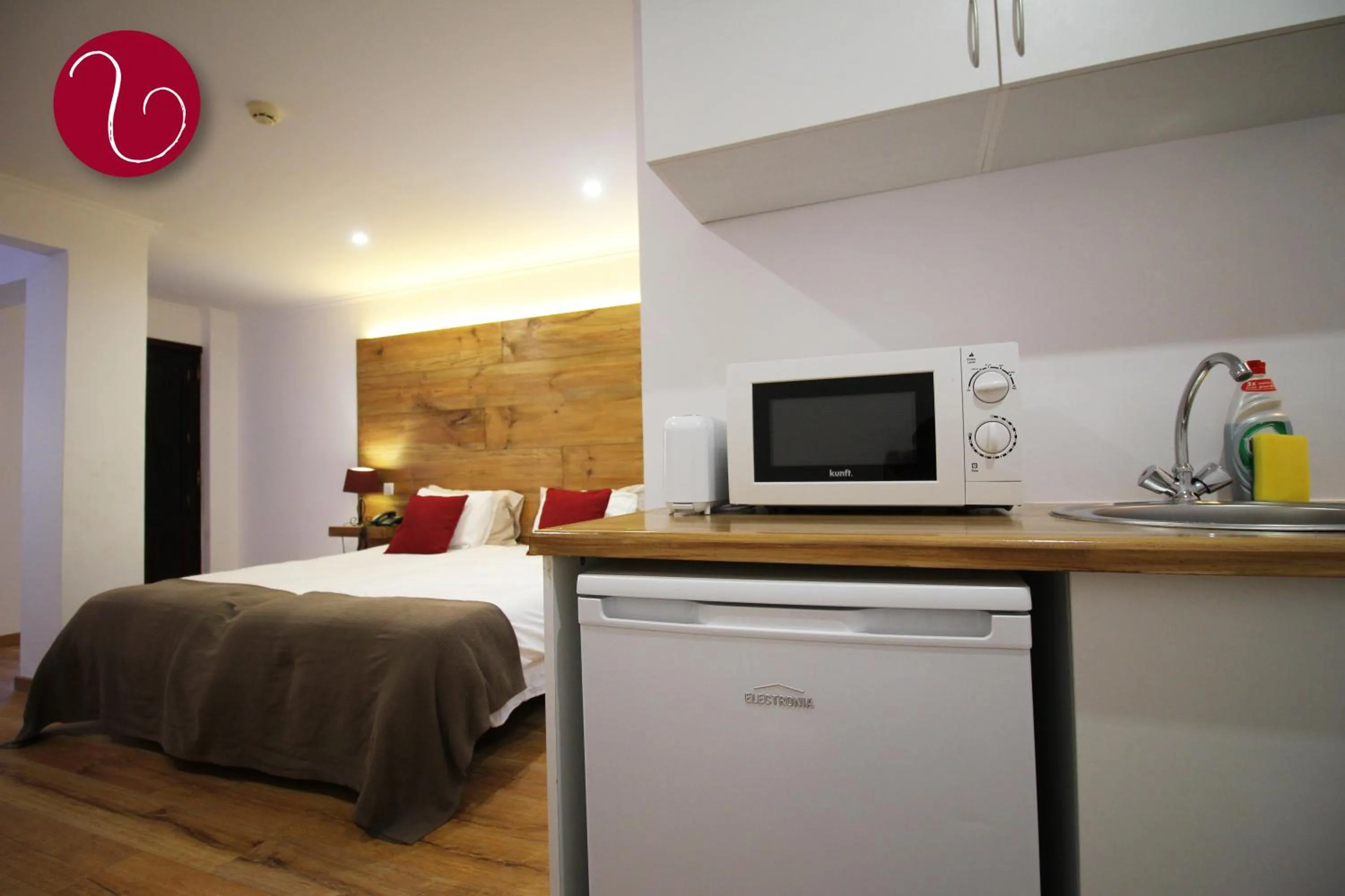 Kitchen or kitchenette, Bed in GuestHouse Vila Lusitania