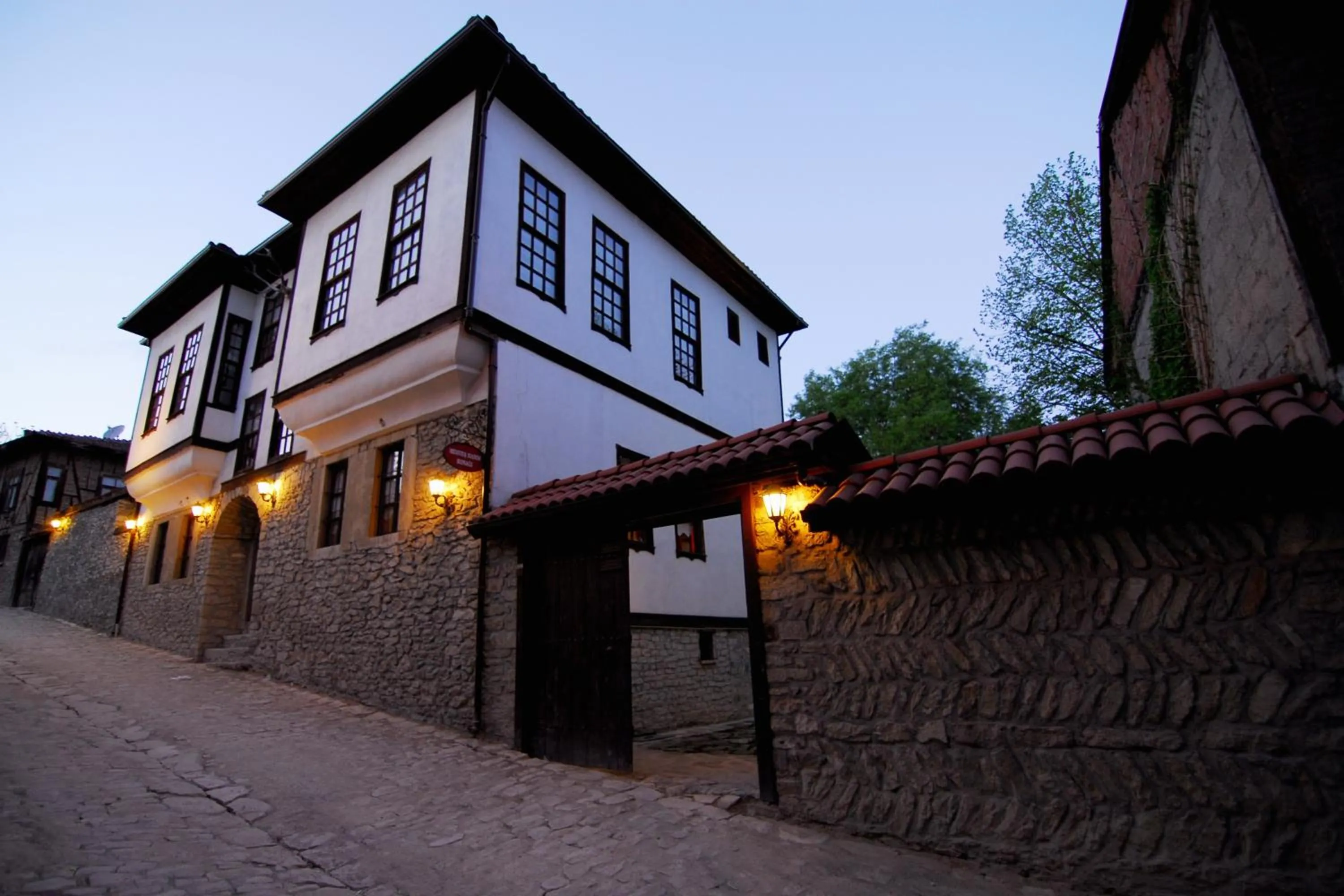 Property building in Mehves Hanim Konagi