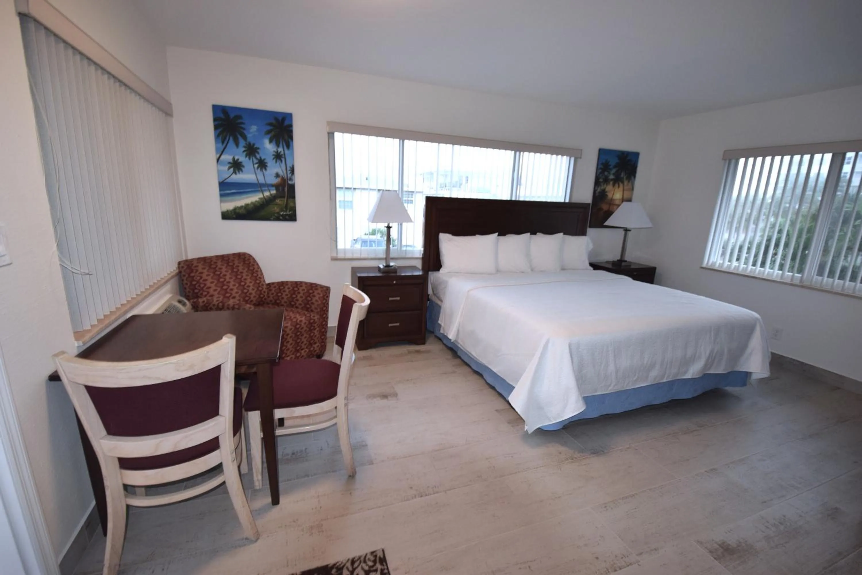 Photo of the whole room, Bed in Surf Side Resort