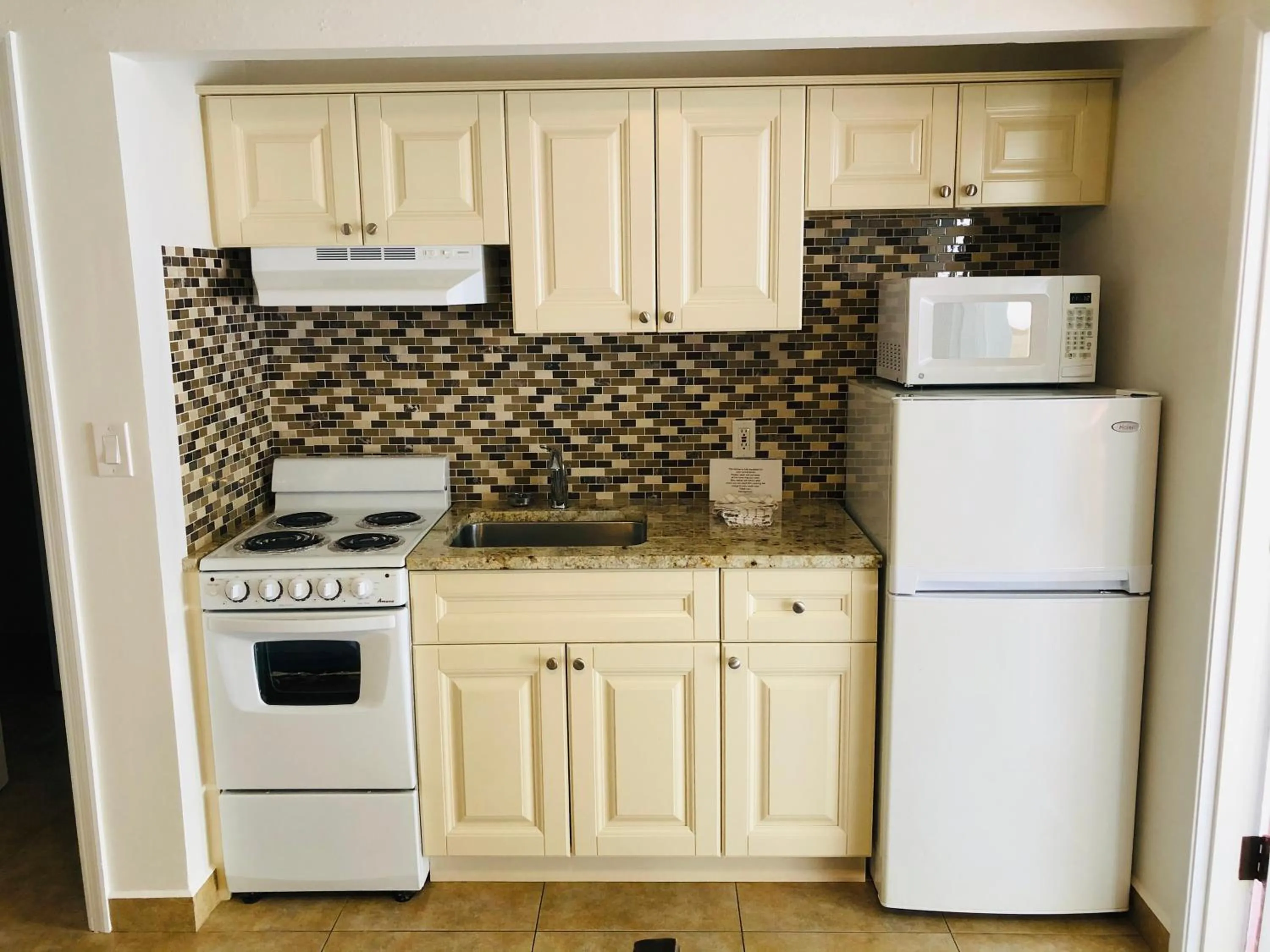 Kitchen or kitchenette in Surf Side Resort