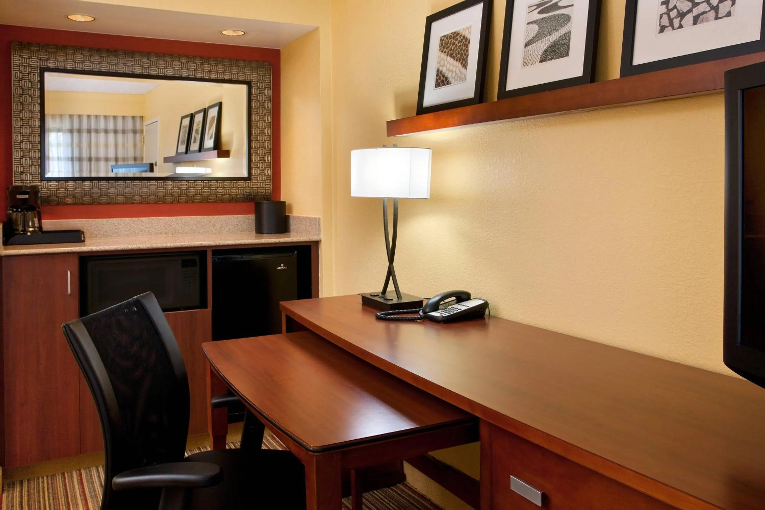 Lounge or bar in Courtyard by Marriott San Diego Sorrento Valley