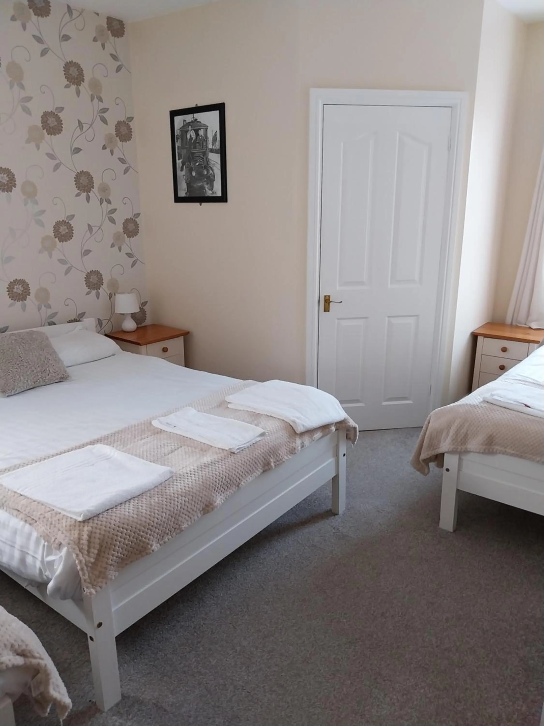 Photo of the whole room, Bed in Delamere Hotel