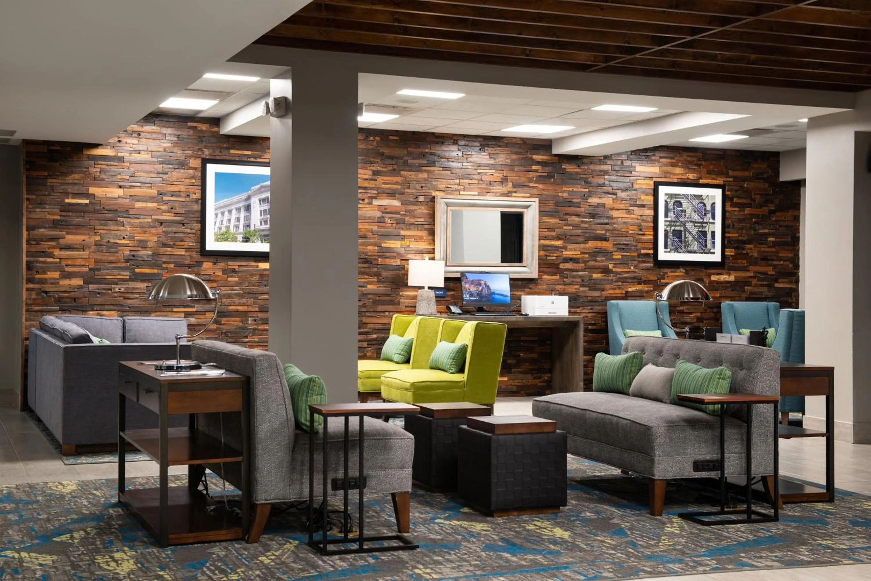 Lobby or reception in Four Points by Sheraton Omaha Midtown