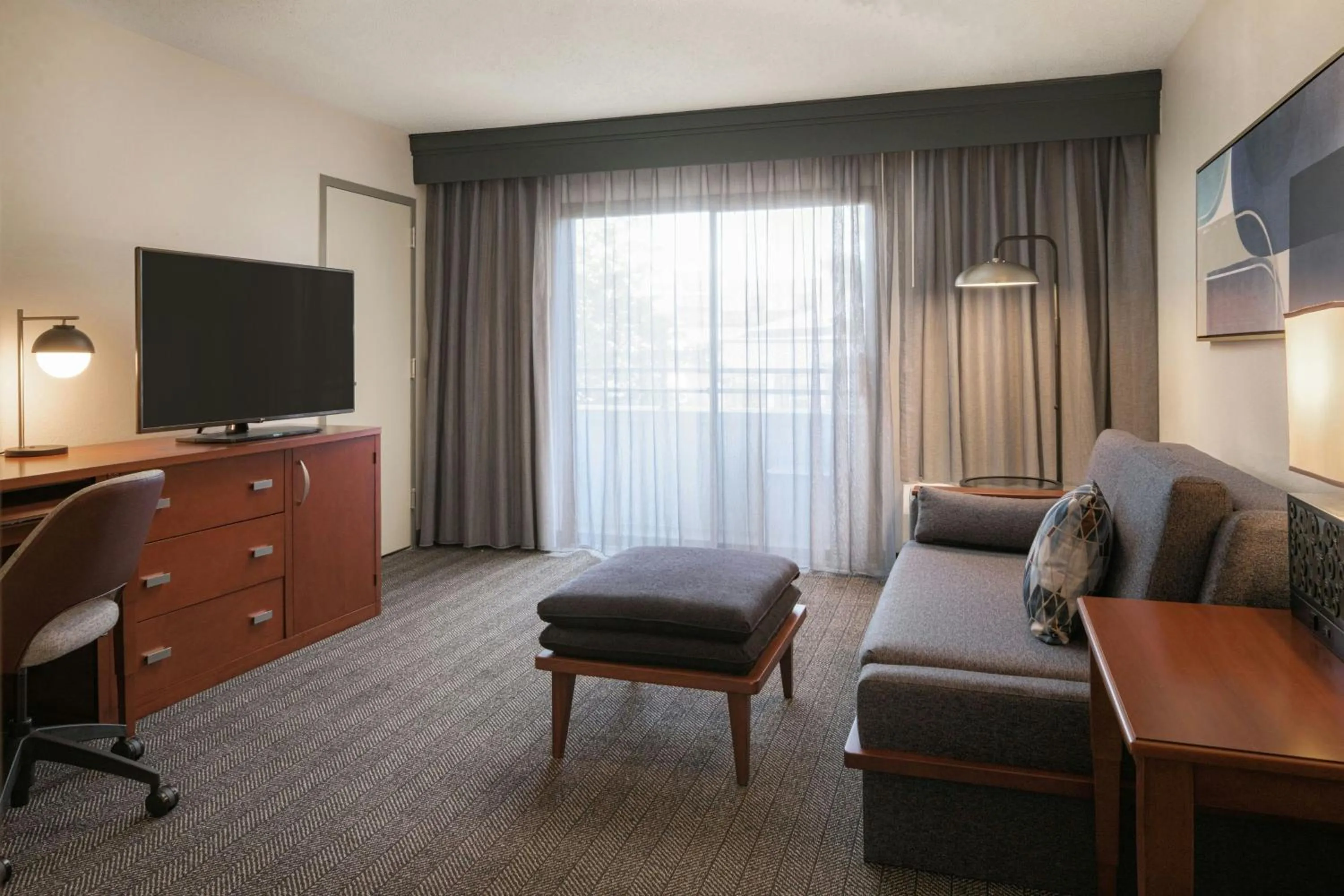 Bedroom in Courtyard by Marriott Louisville East