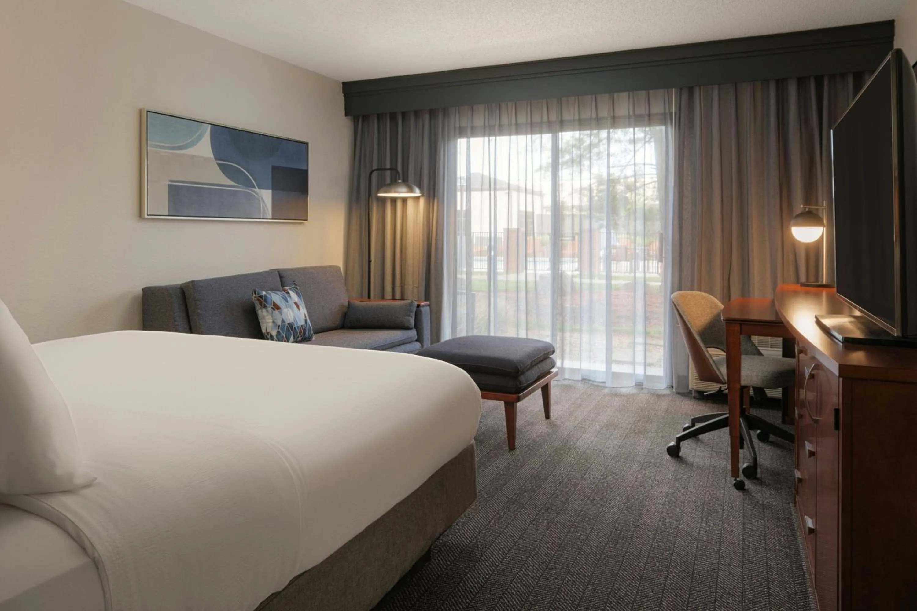 Bedroom, Bed in Courtyard by Marriott Louisville East
