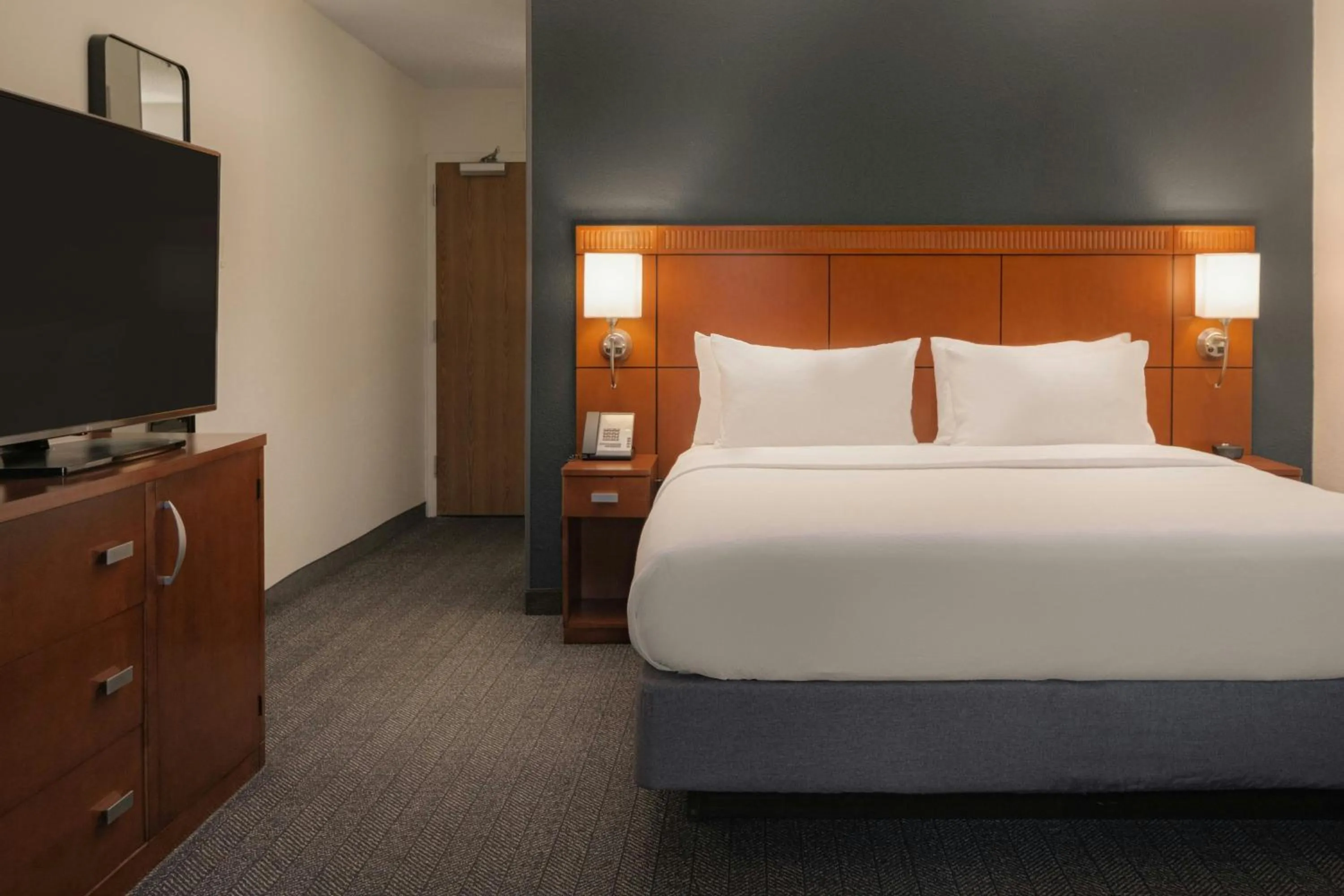 Bedroom, Bed in Courtyard by Marriott Louisville East