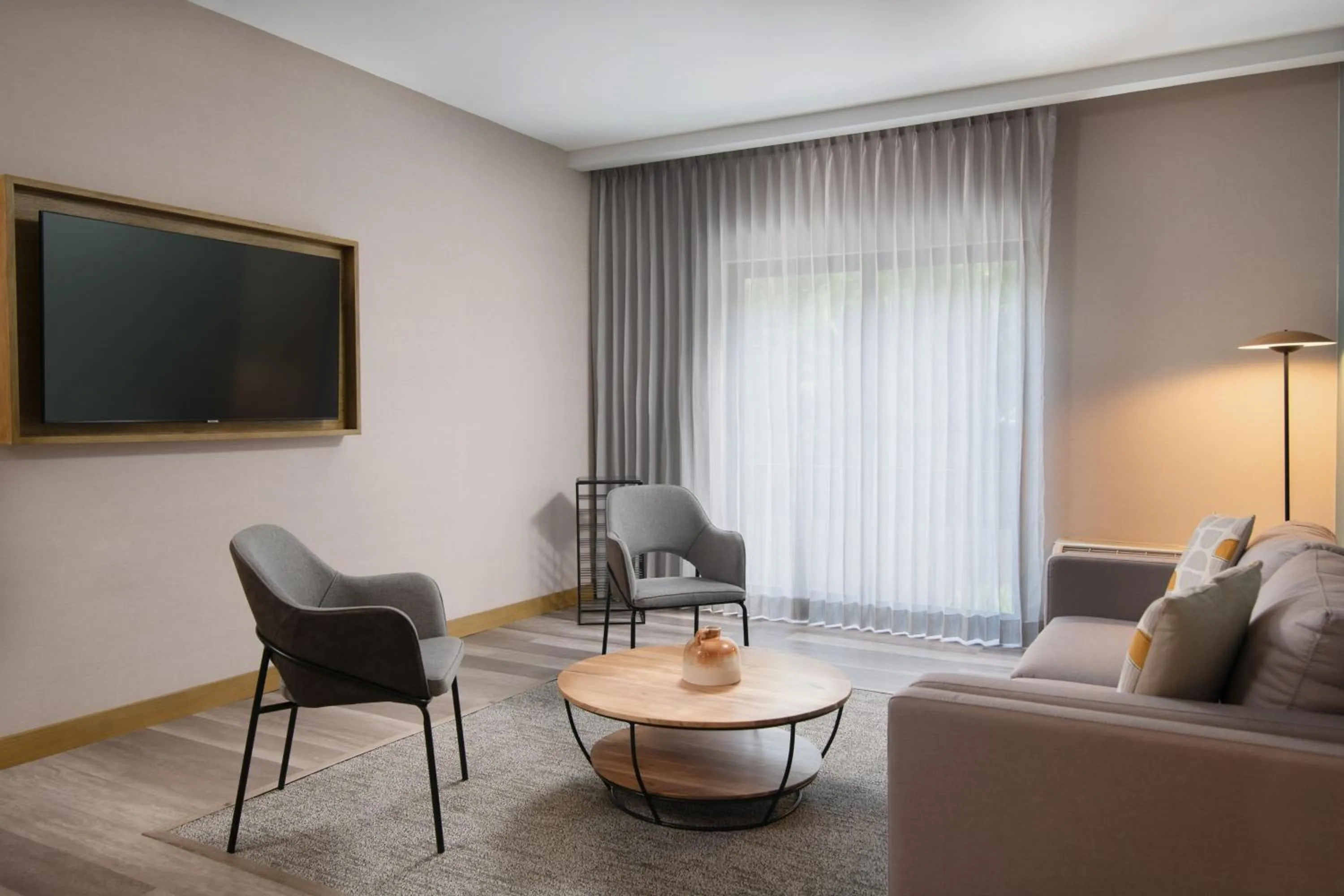 Living room in Courtyard by Marriott Santo Domingo