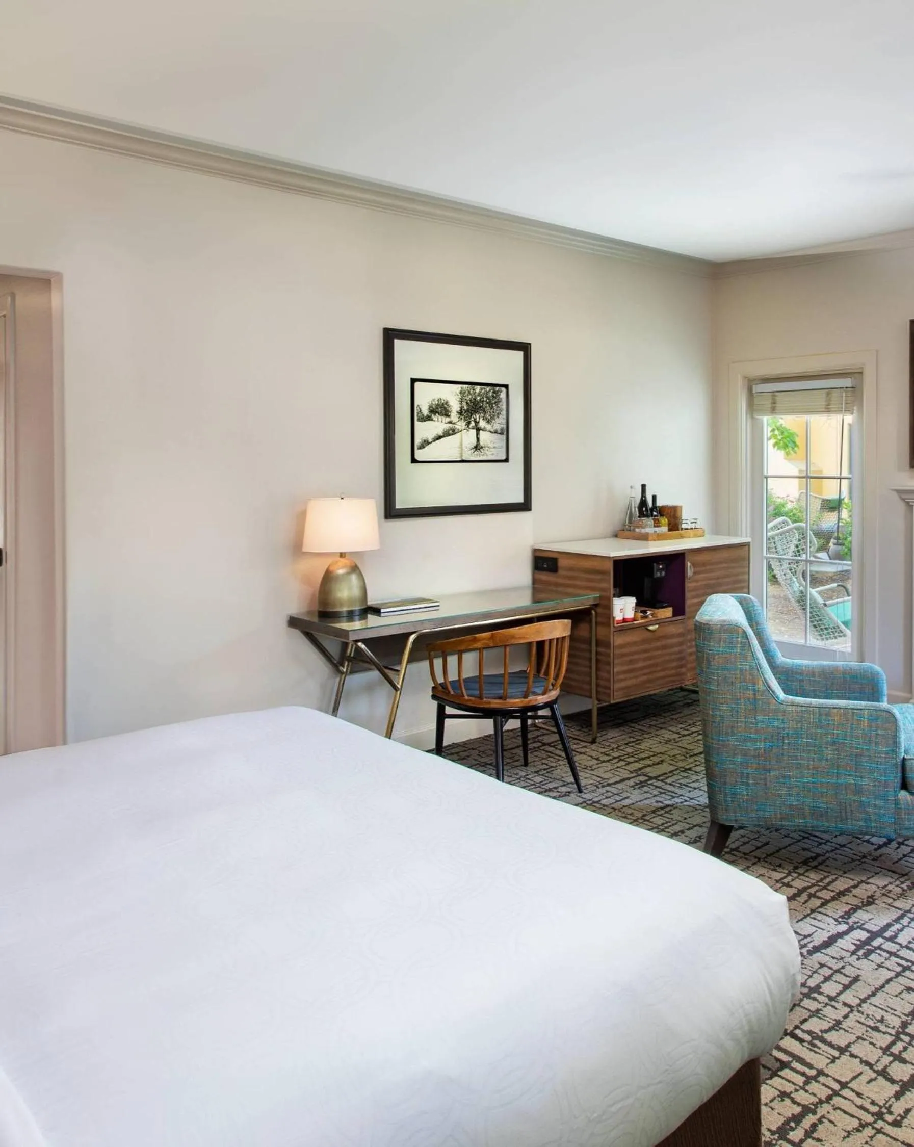 Seating area, Bed in The Lodge at Sonoma Resort, Autograph Collection