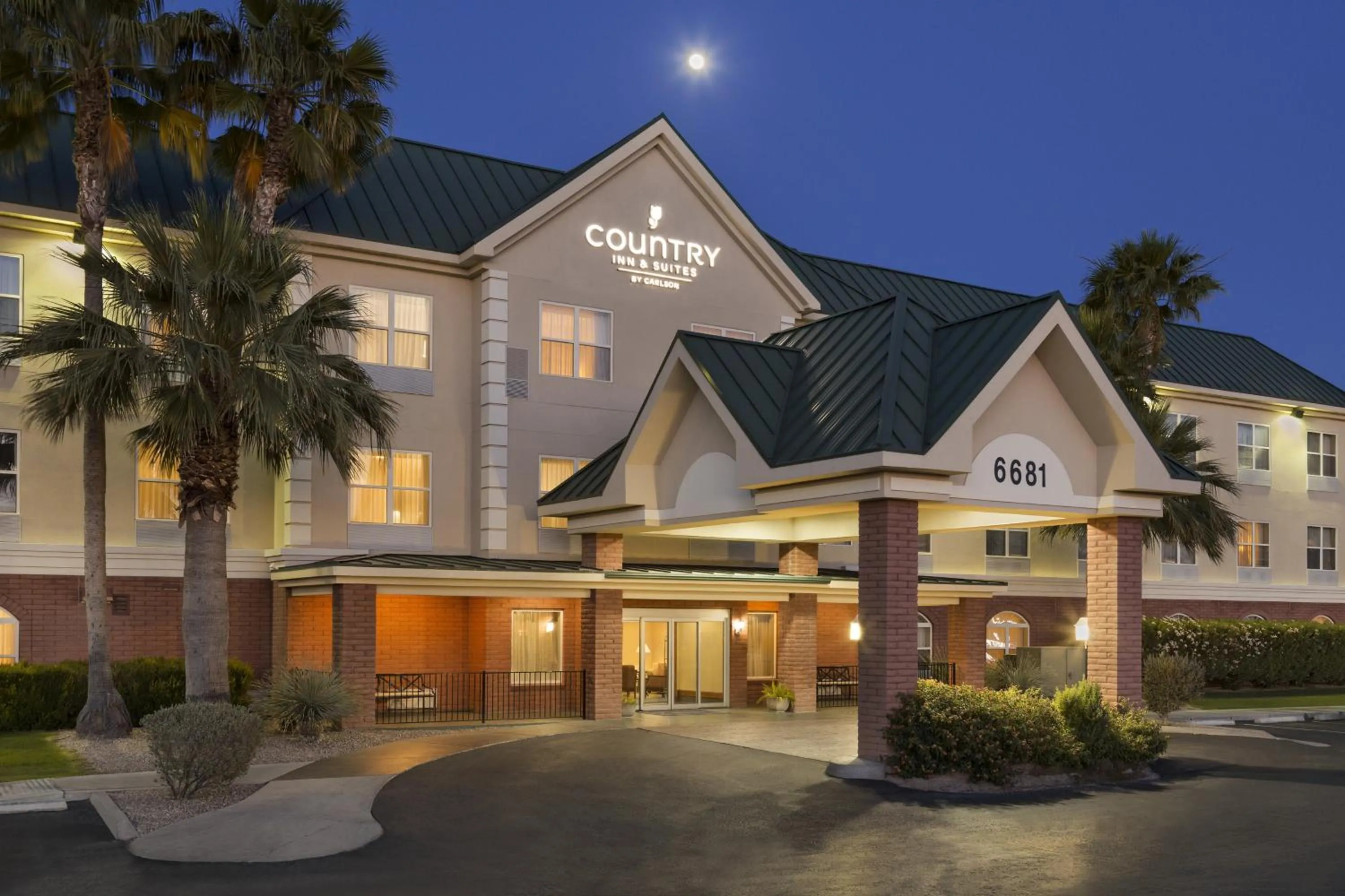 Facade/entrance in Country Inn & Suites by Radisson, Tucson Airport, AZ