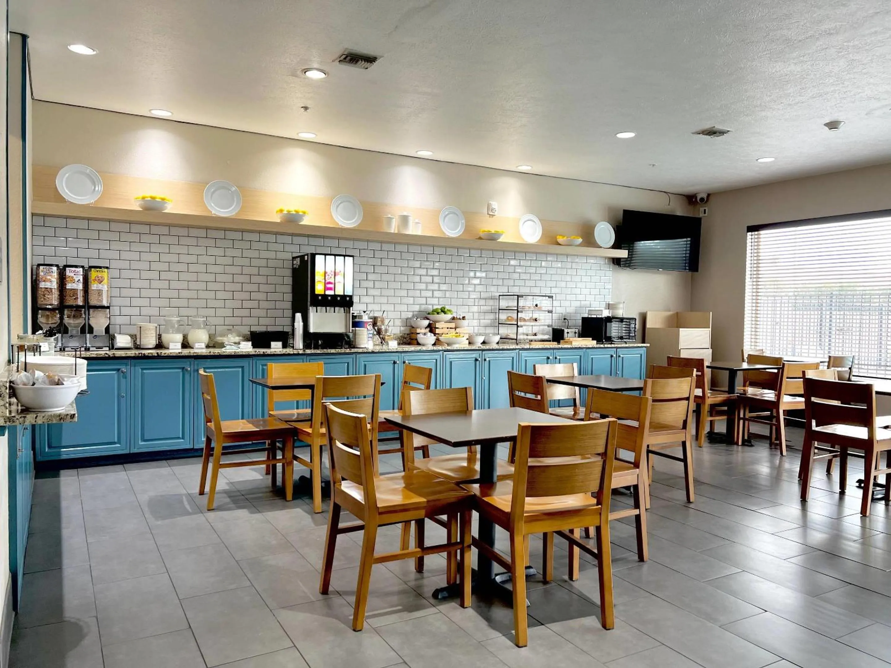 Breakfast in Country Inn & Suites by Radisson, Tucson Airport, AZ