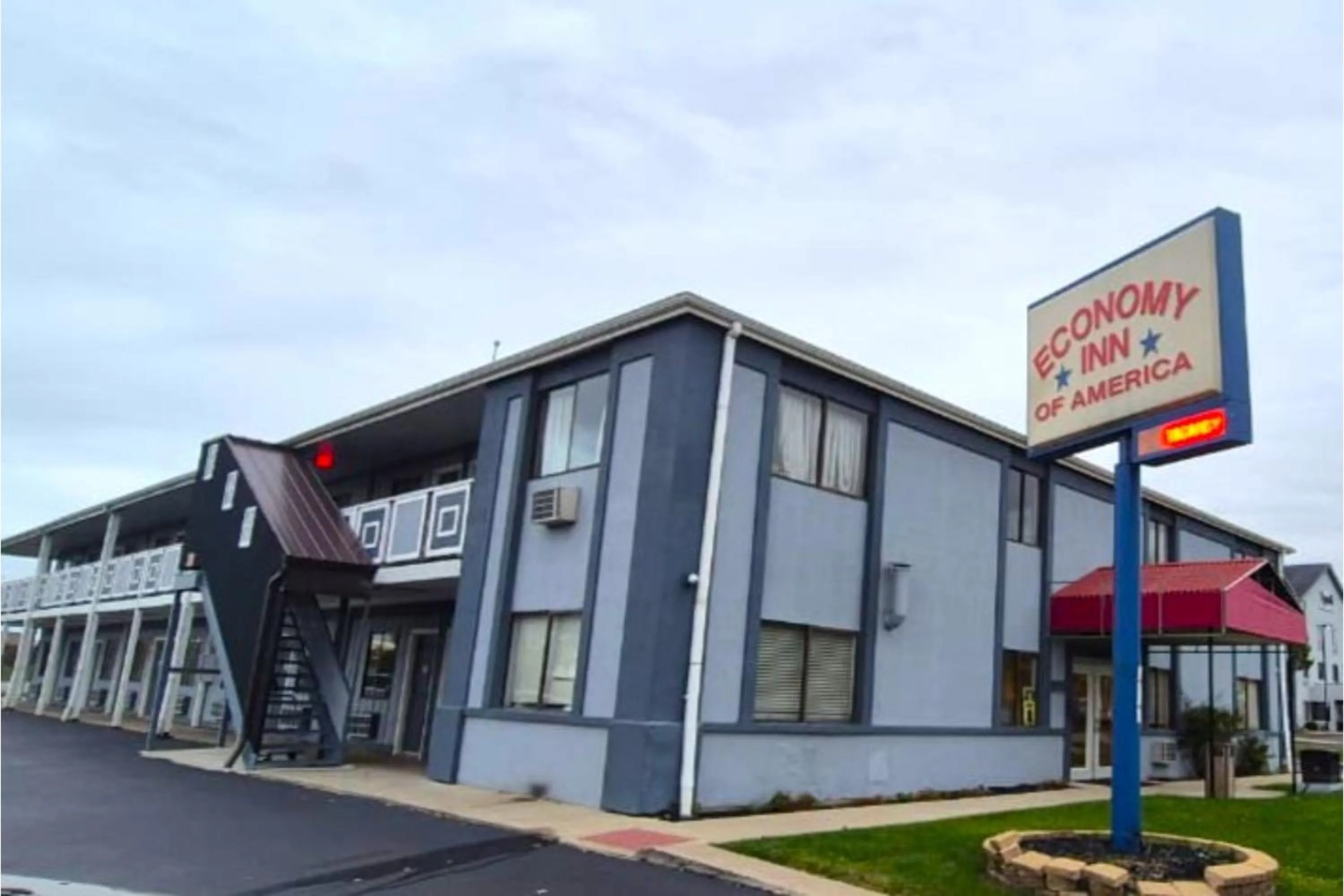 Property building in Economy Inn Merrillville By Townhouse I 65