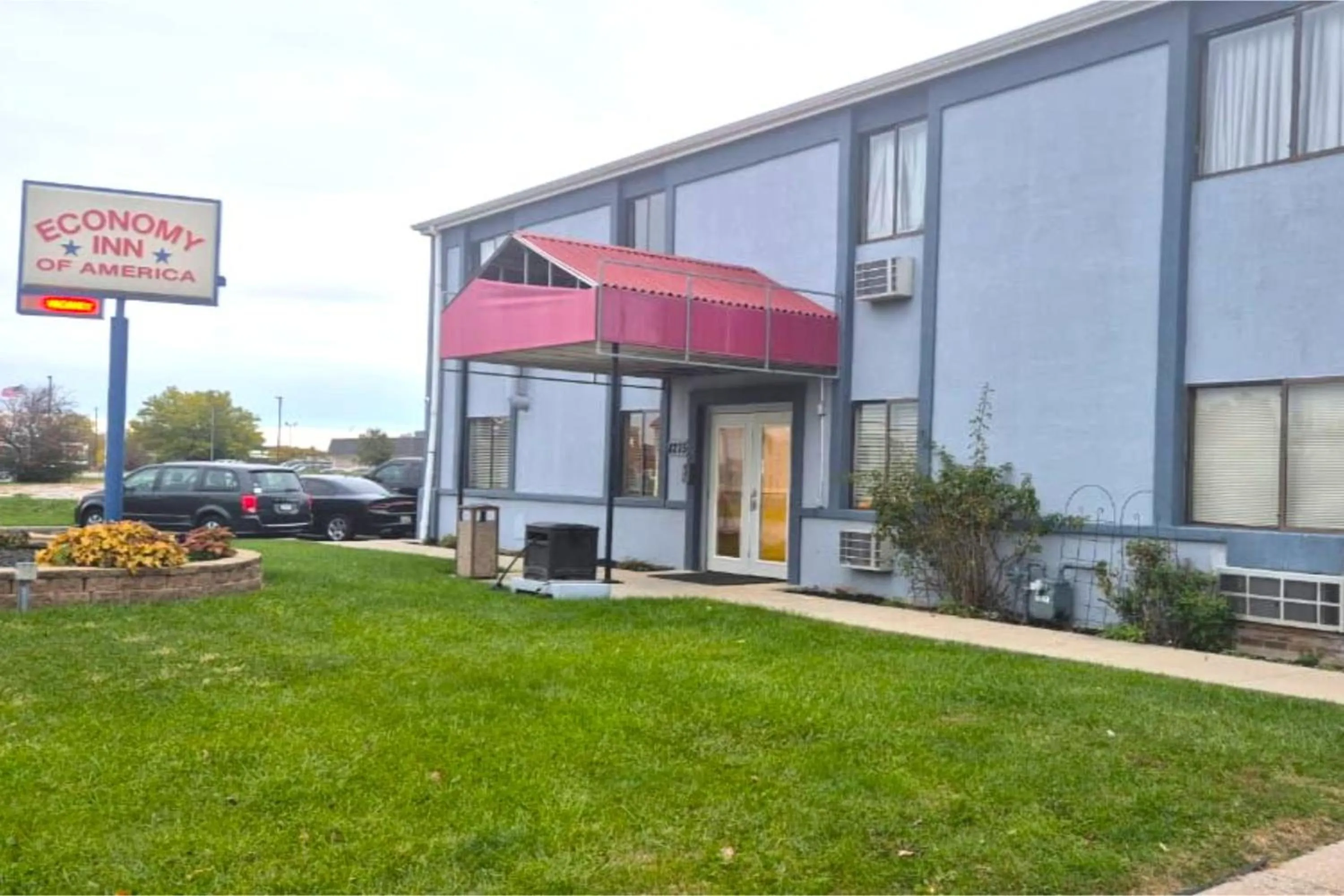 Property building in Economy Inn Merrillville By Townhouse I 65