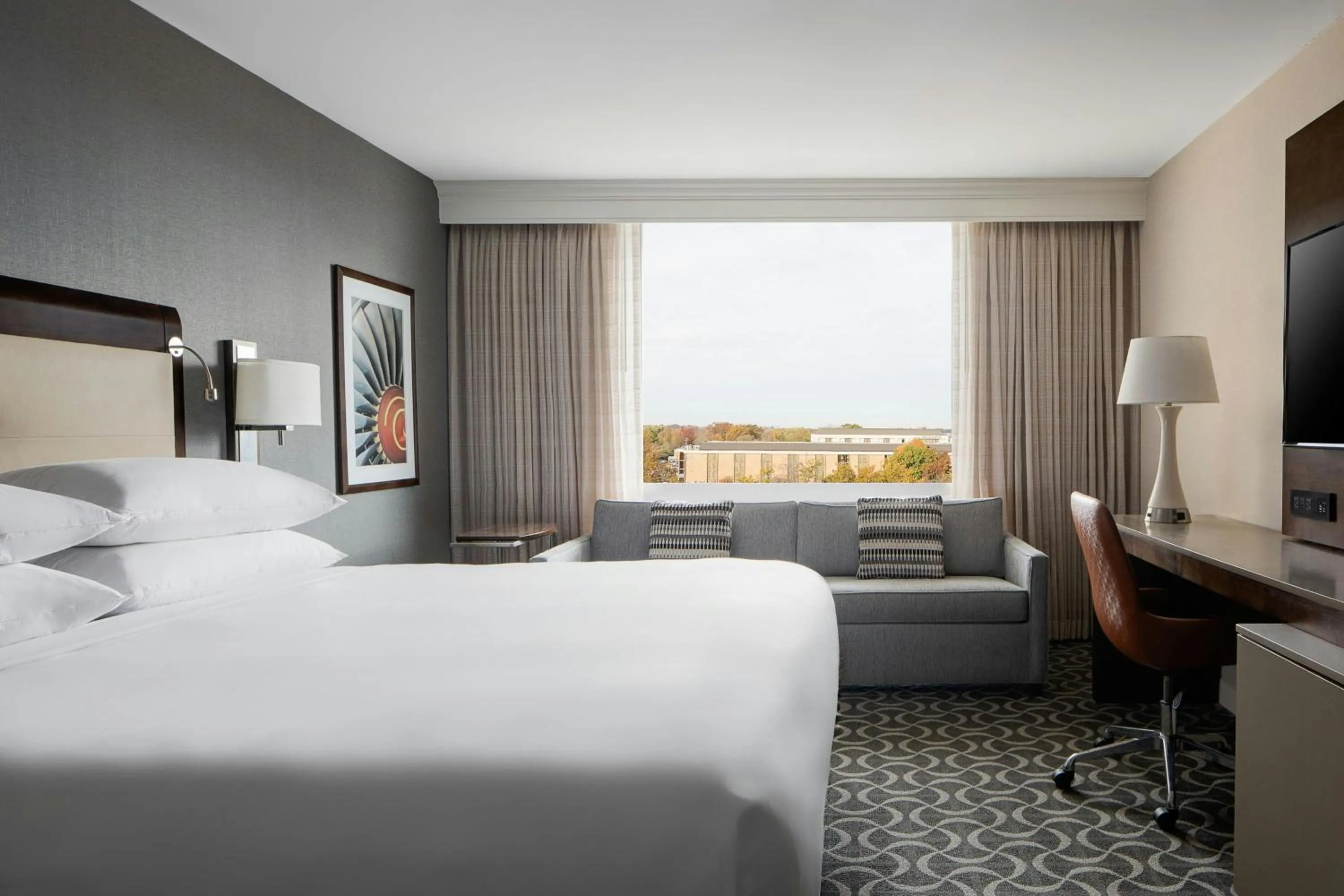 Photo of the whole room, Bed in Marriott St. Louis Airport
