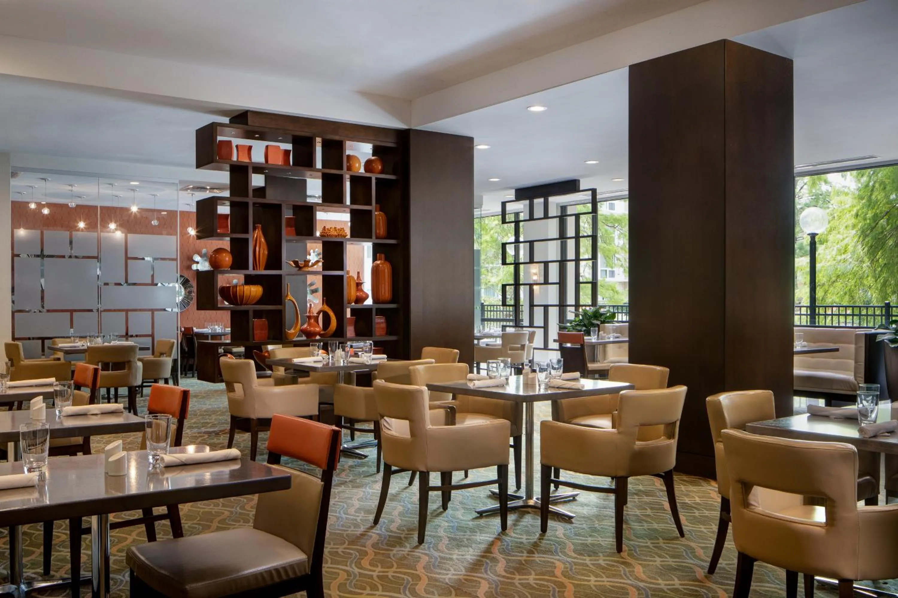 Restaurant/places to eat in Marriott St. Louis Airport