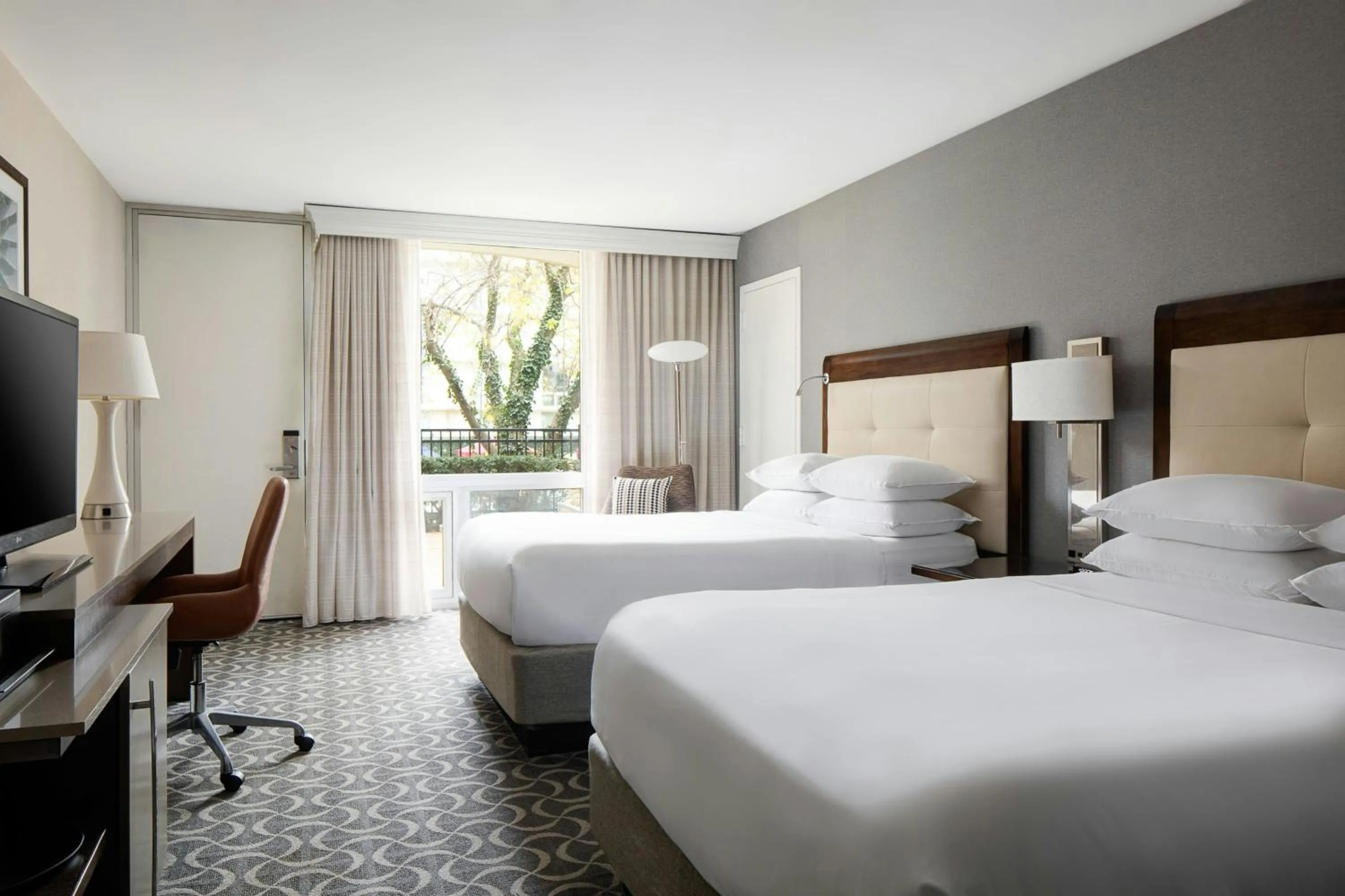 Photo of the whole room, Bed in Marriott St. Louis Airport