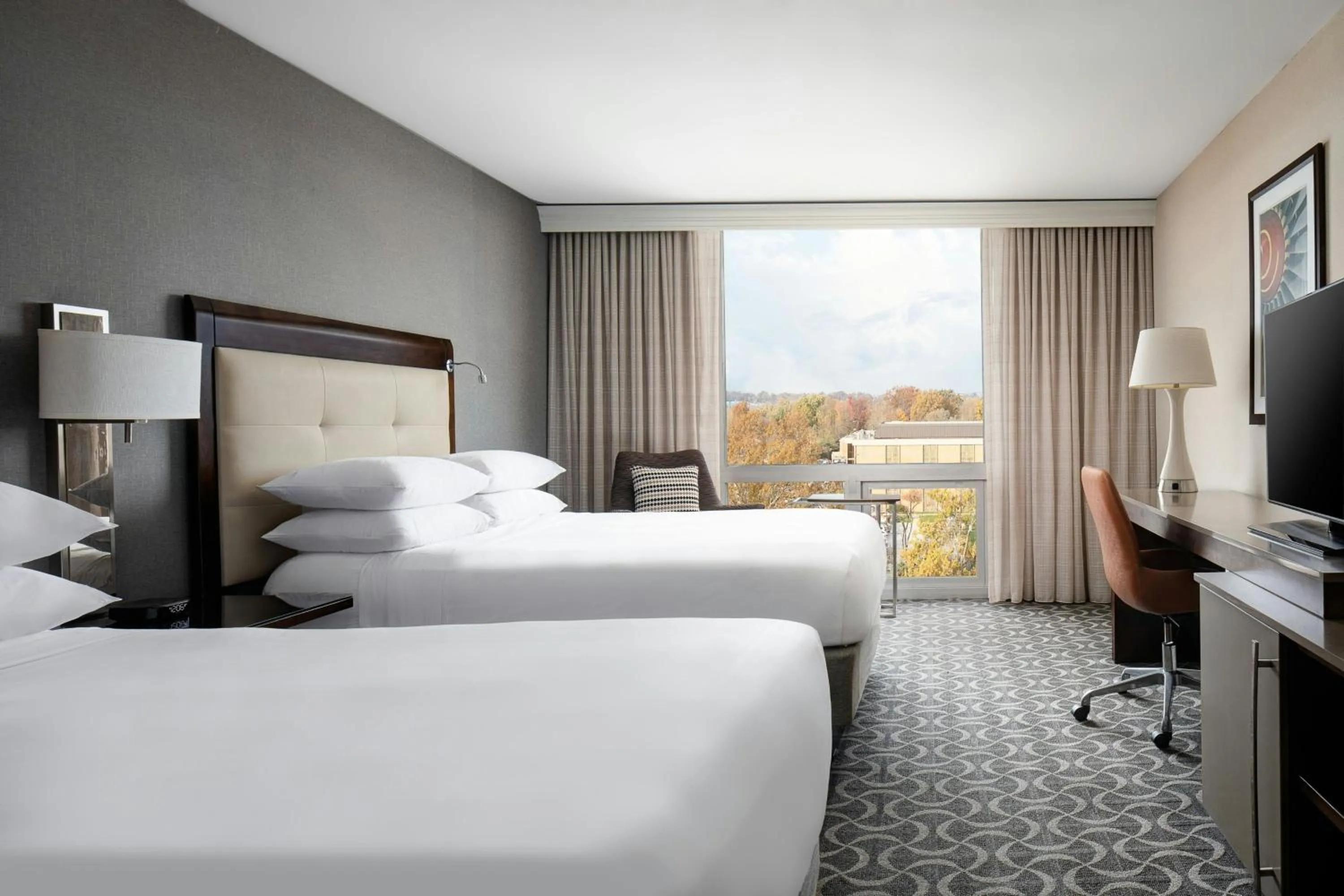 Photo of the whole room, Bed in Marriott St. Louis Airport