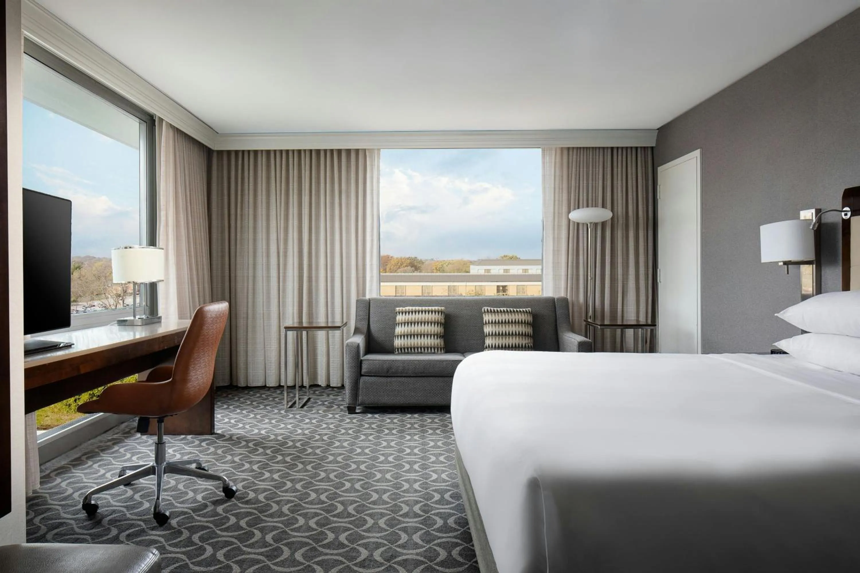 Photo of the whole room, Bed in Marriott St. Louis Airport
