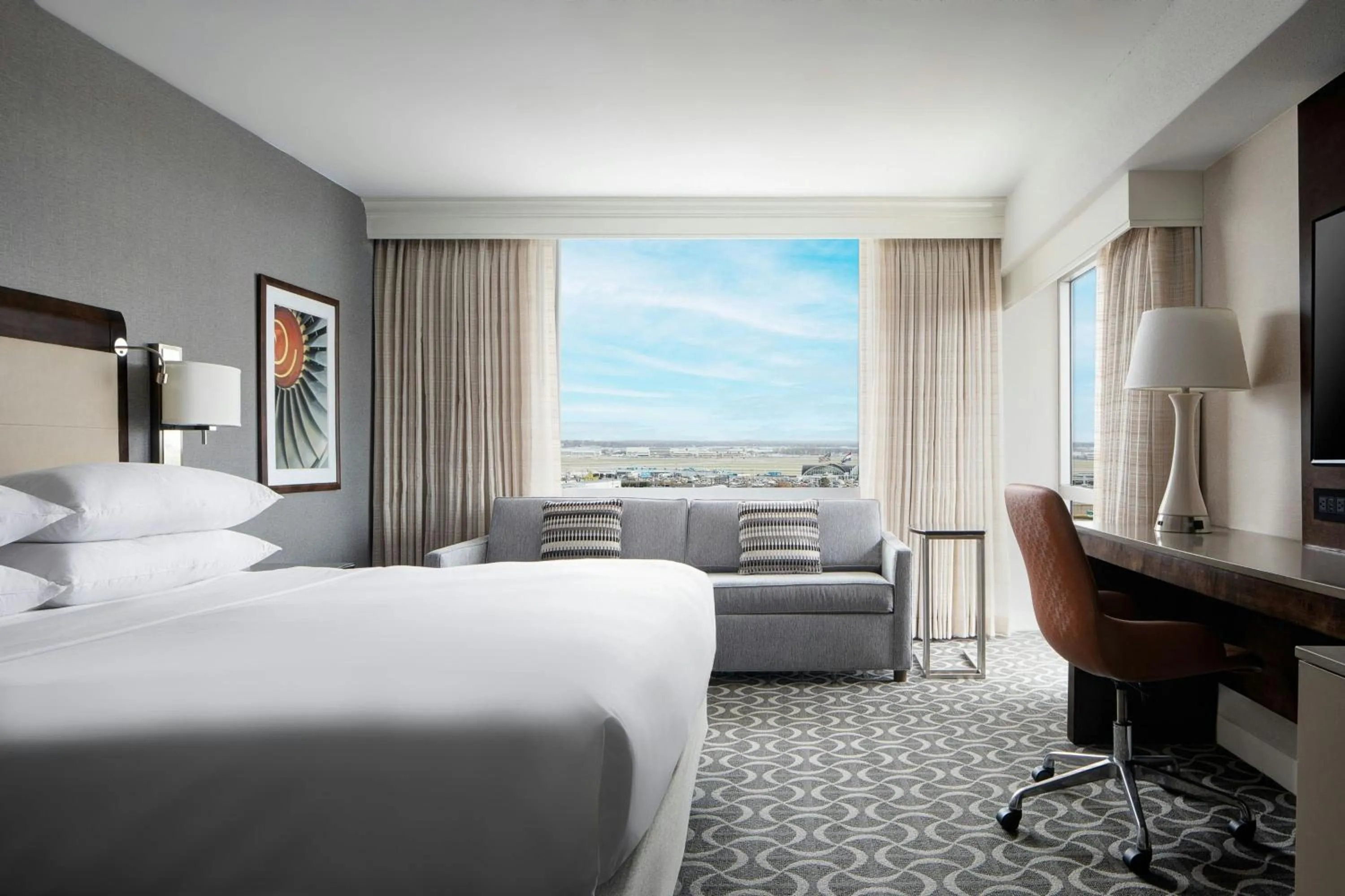 Photo of the whole room, Bed in Marriott St. Louis Airport