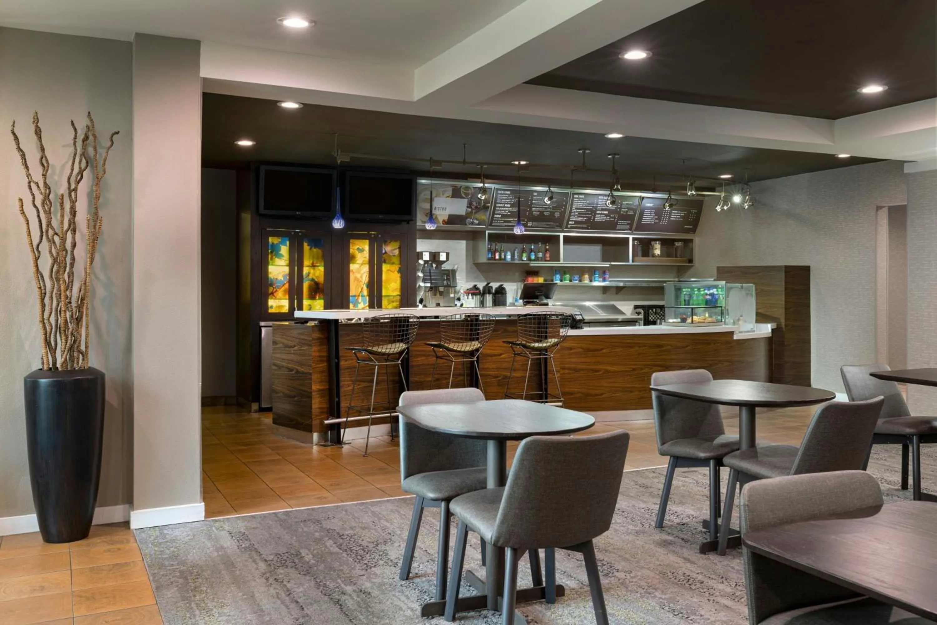 Restaurant/places to eat in Courtyard St. Louis Airport/Earth City