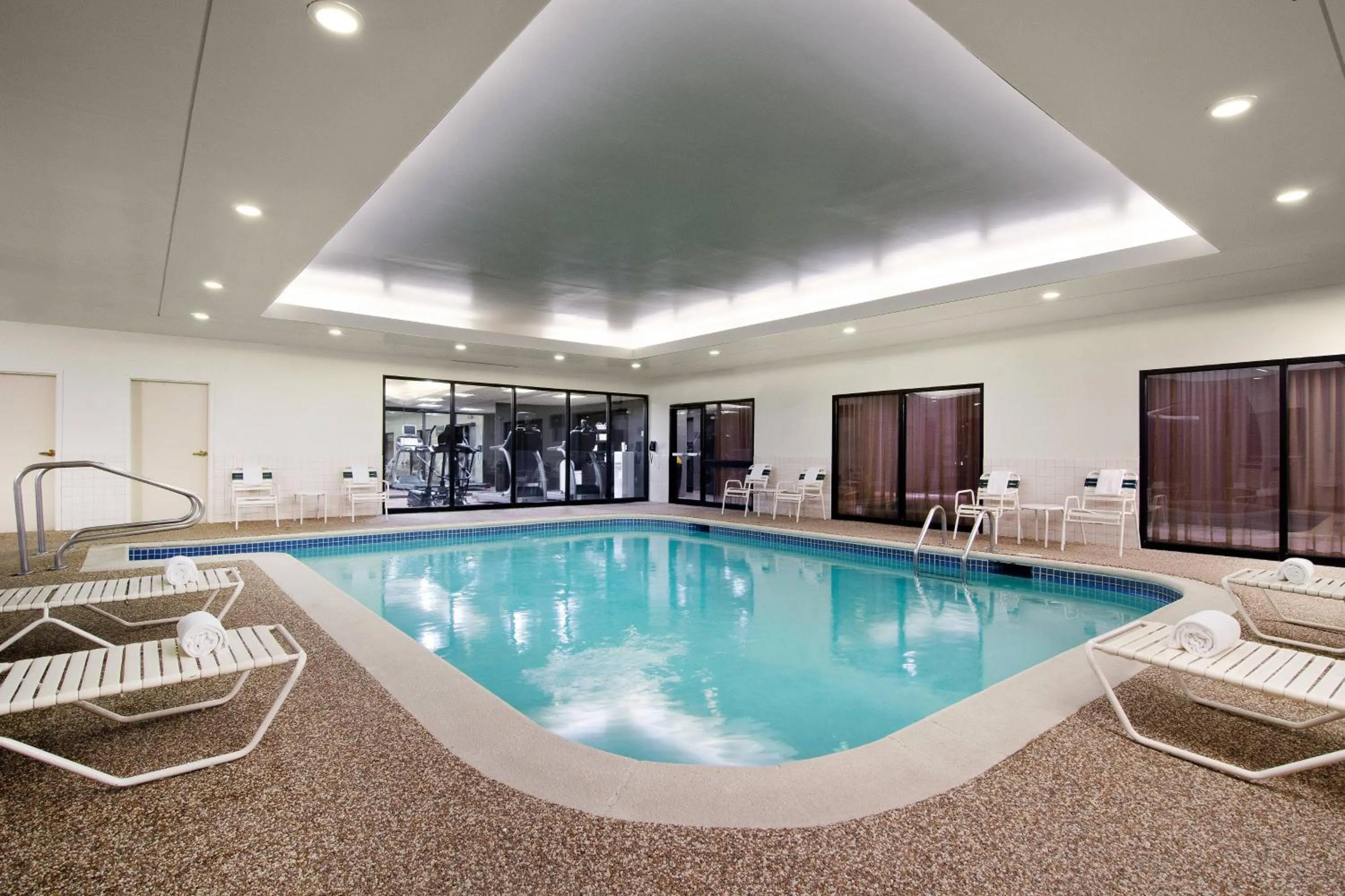 Swimming pool in Courtyard St. Louis Airport/Earth City