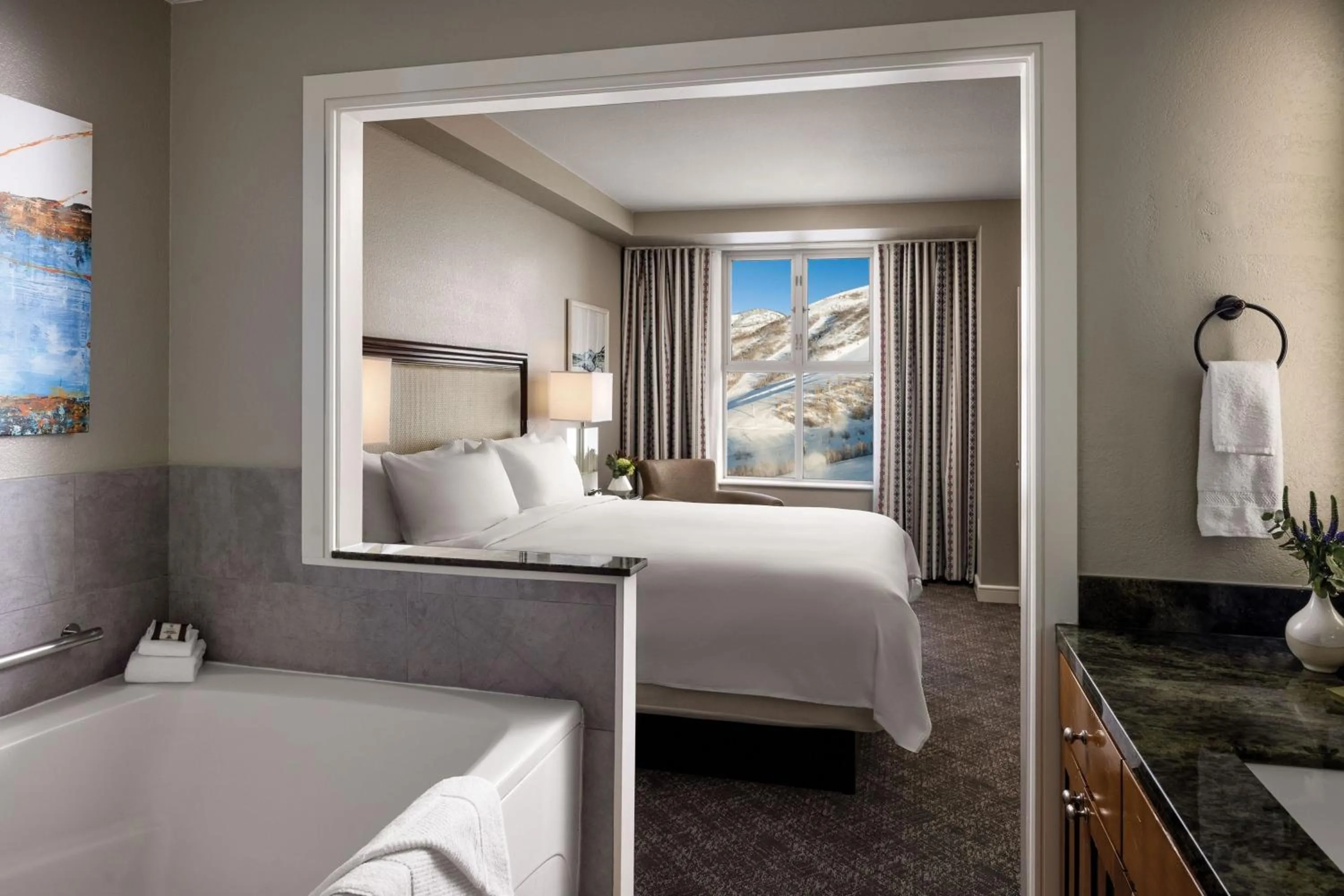 Bathroom, Bed in Marriott's MountainSide