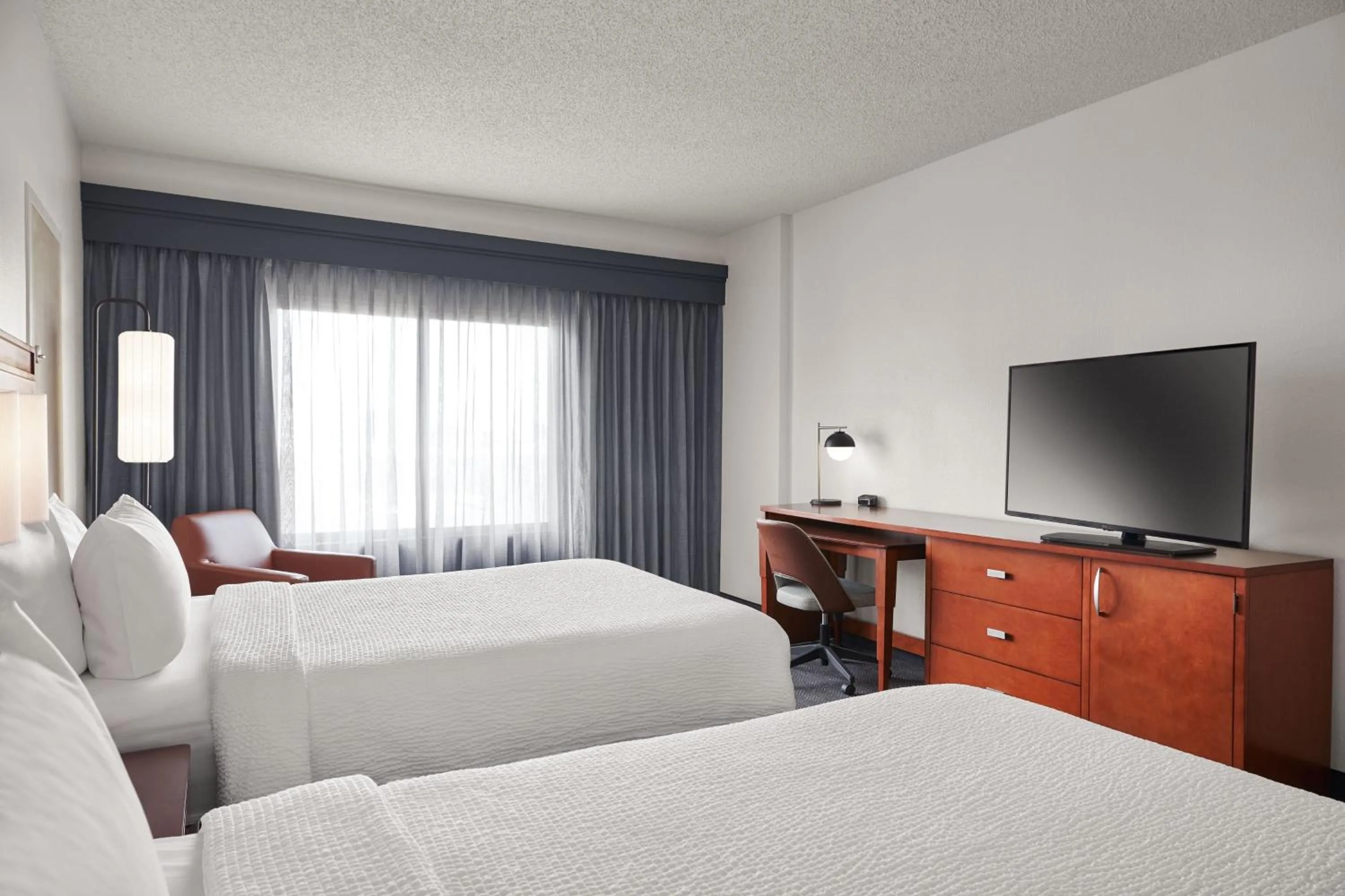 Photo of the whole room, Bed in Courtyard by Marriott St. Louis Downtown West