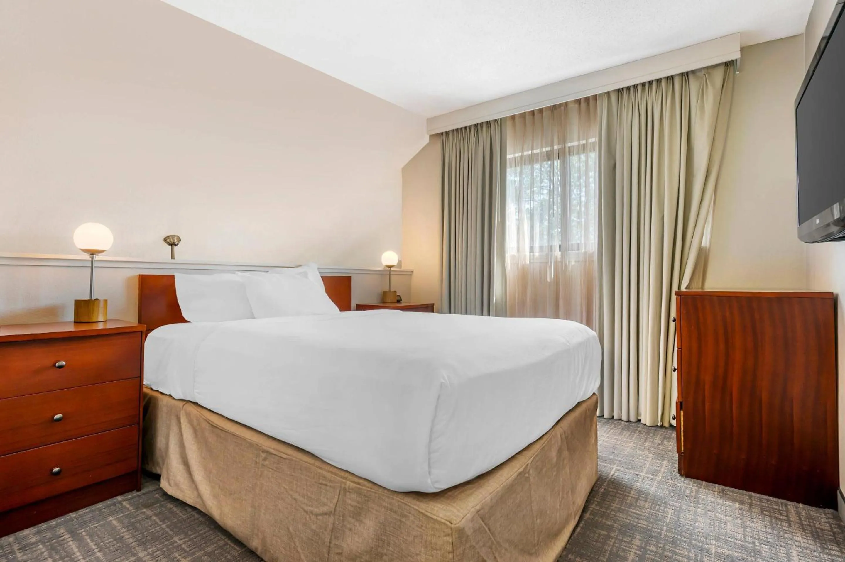 Bedroom, Bed in MainStay Suites St Louis - Galleria