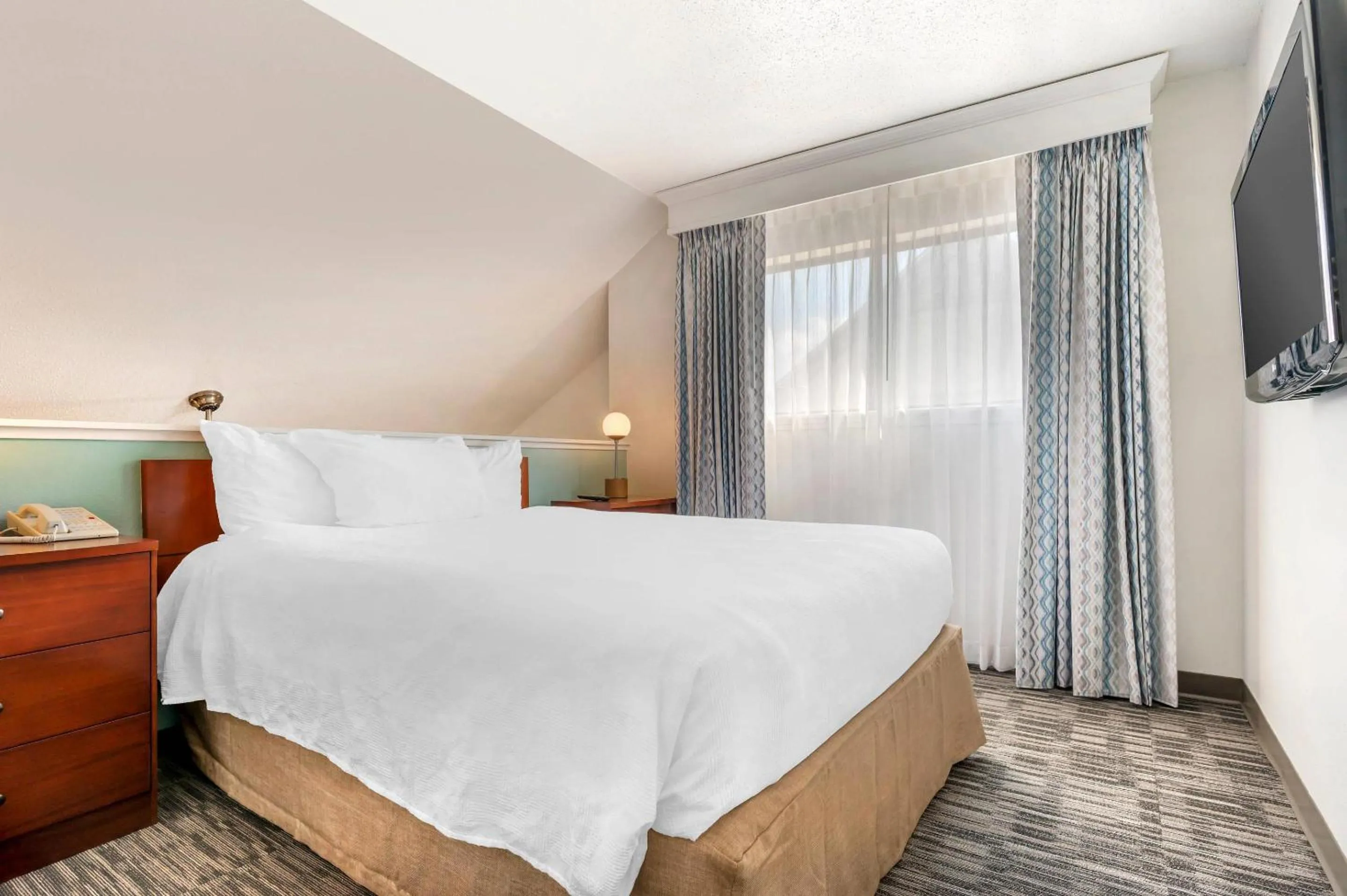 Bedroom, Bed in MainStay Suites St Louis - Galleria