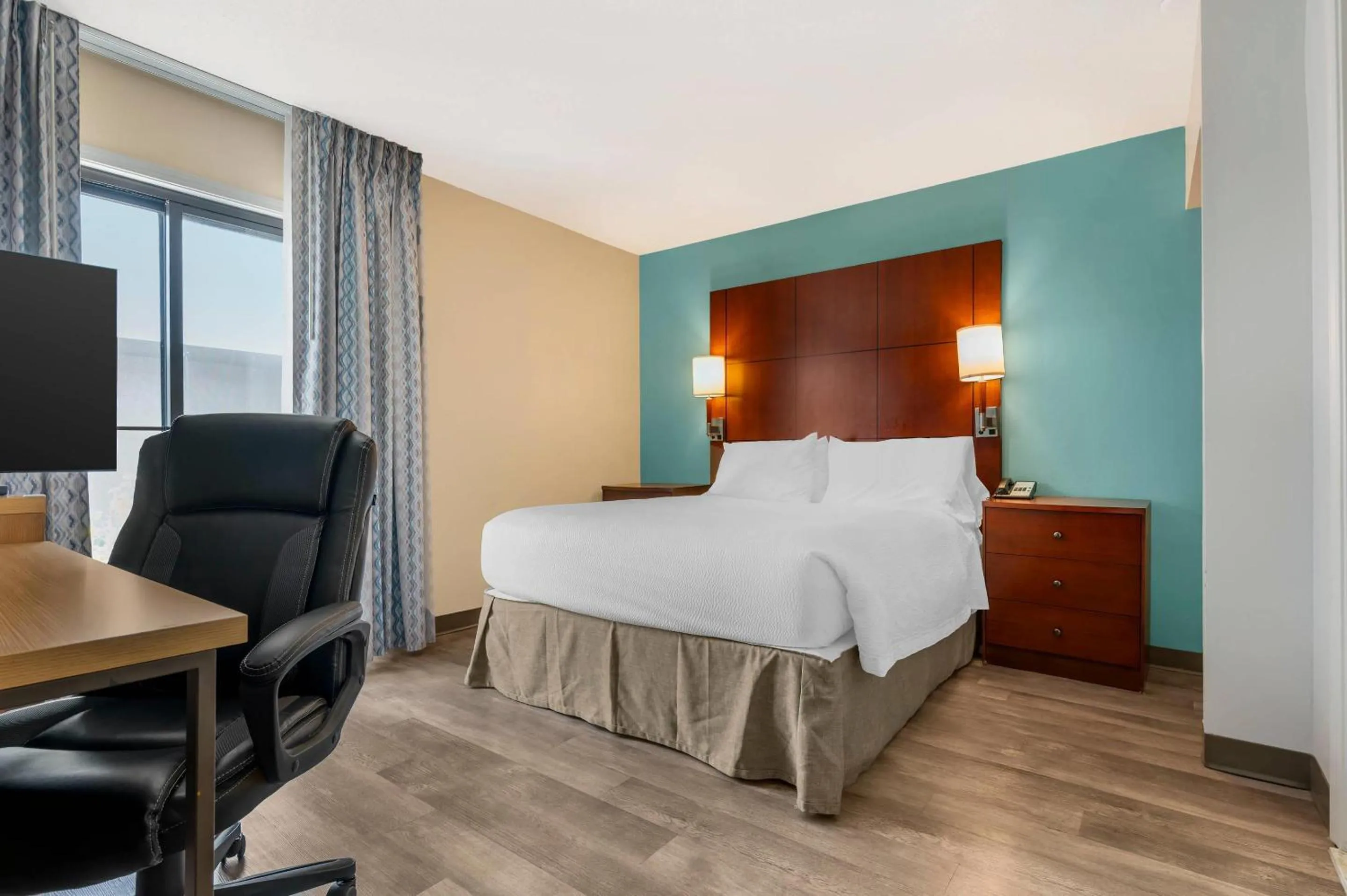 Bedroom, Bed in MainStay Suites St Louis - Galleria
