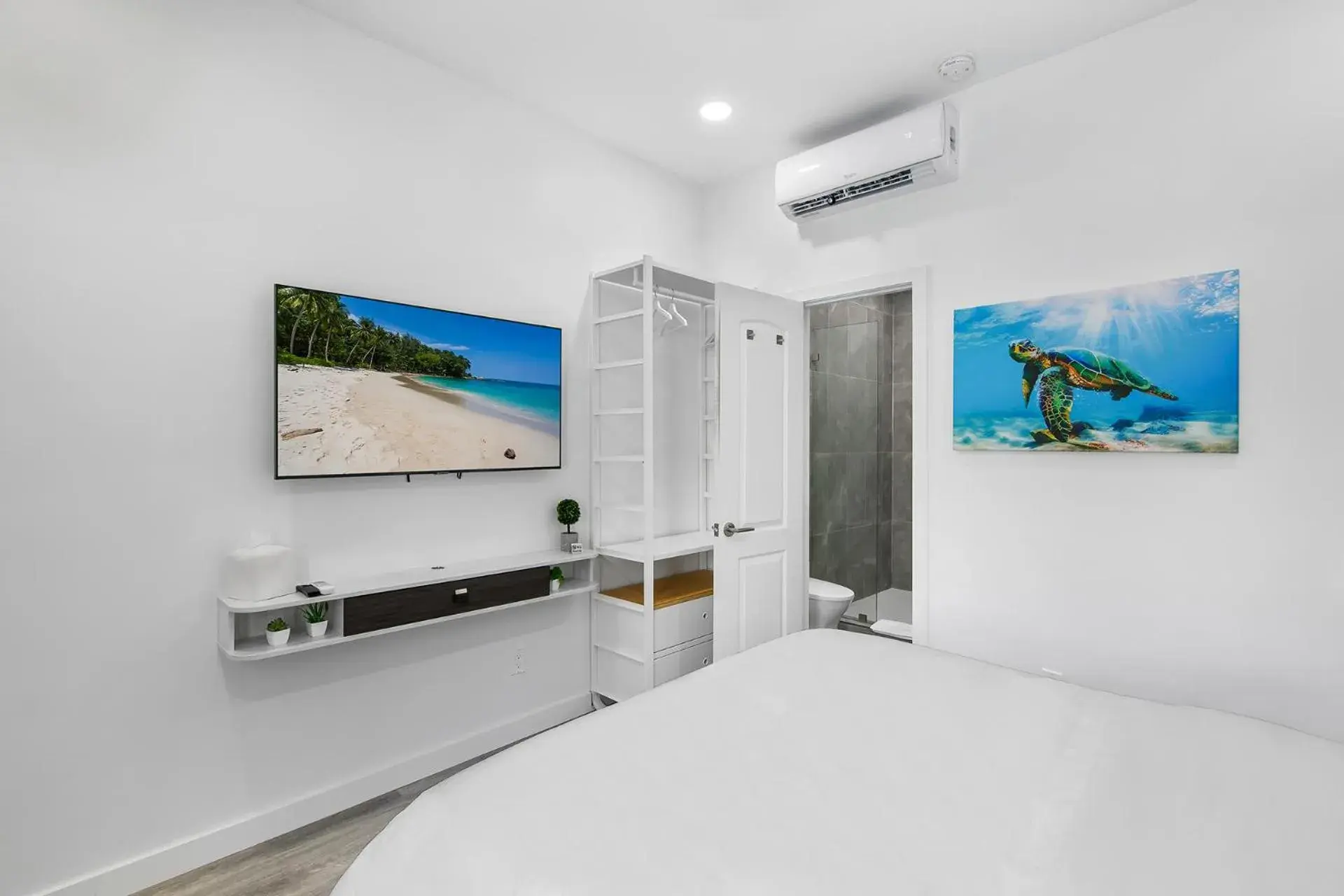 Standard Queen Room in The Hotel Deauville Standard Queen Room in The Hotel Deauville