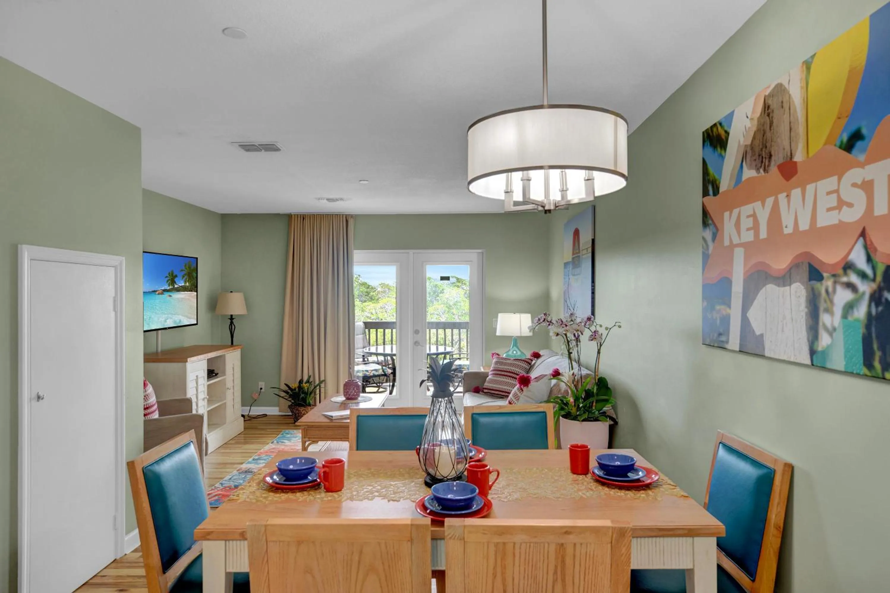 Dining area in Coconut Mallory Resort and Marina