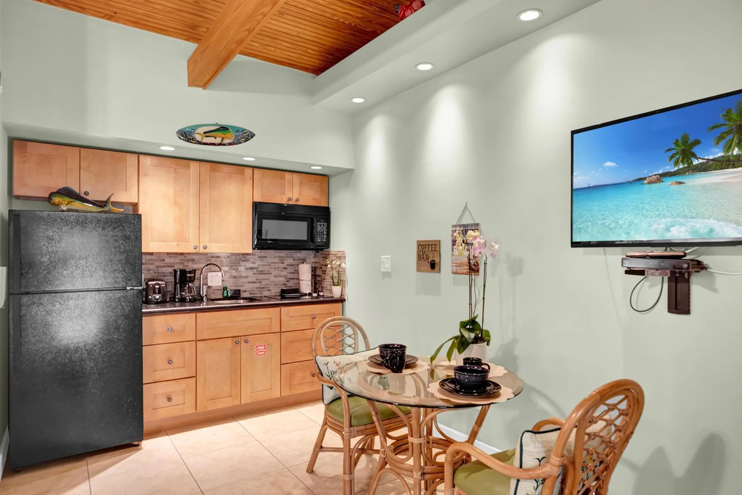 kitchen in Coconut Mallory Resort and Marina