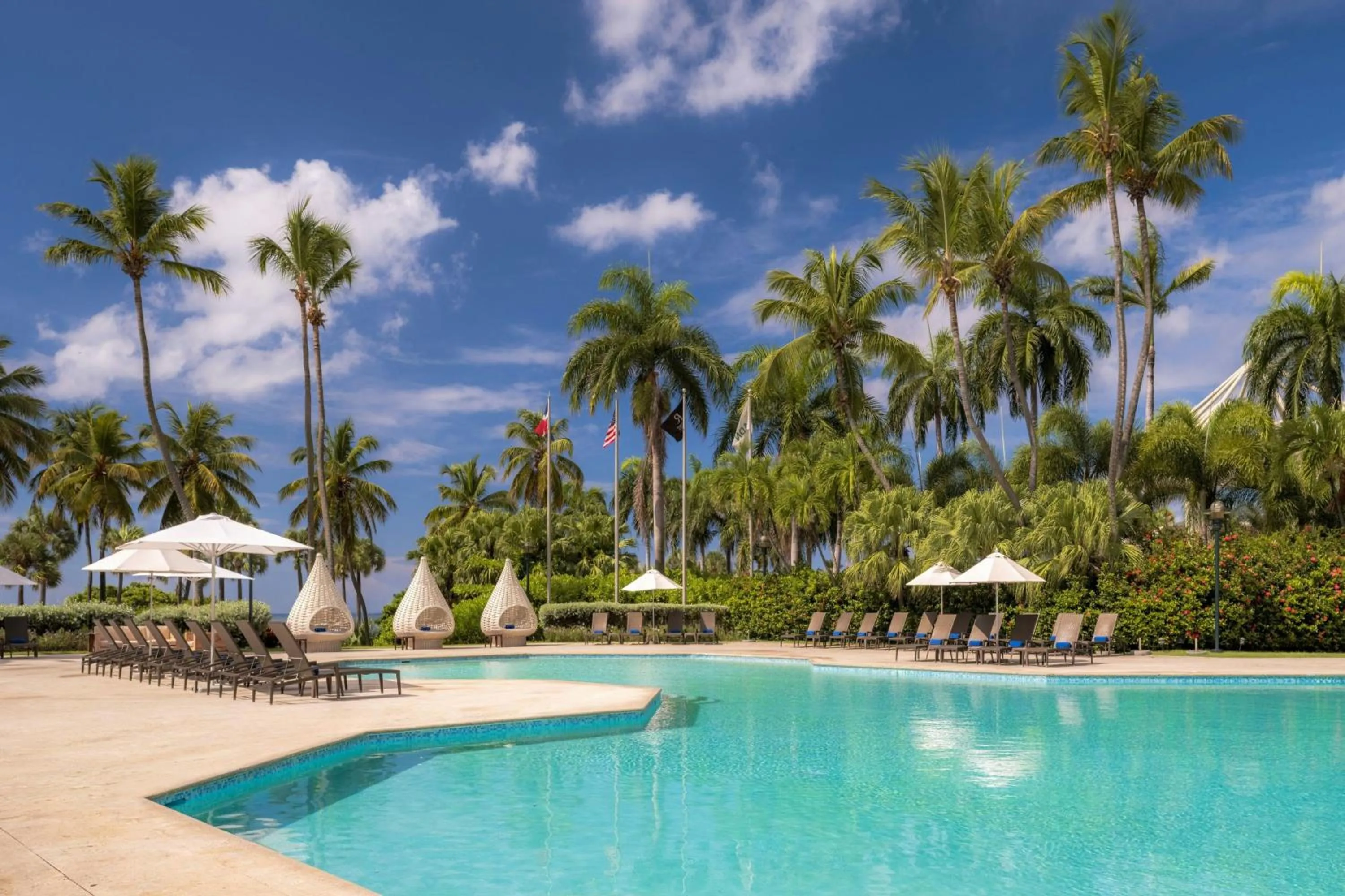 Swimming pool in Renaissance Santo Domingo Jaragua Hotel & Casino