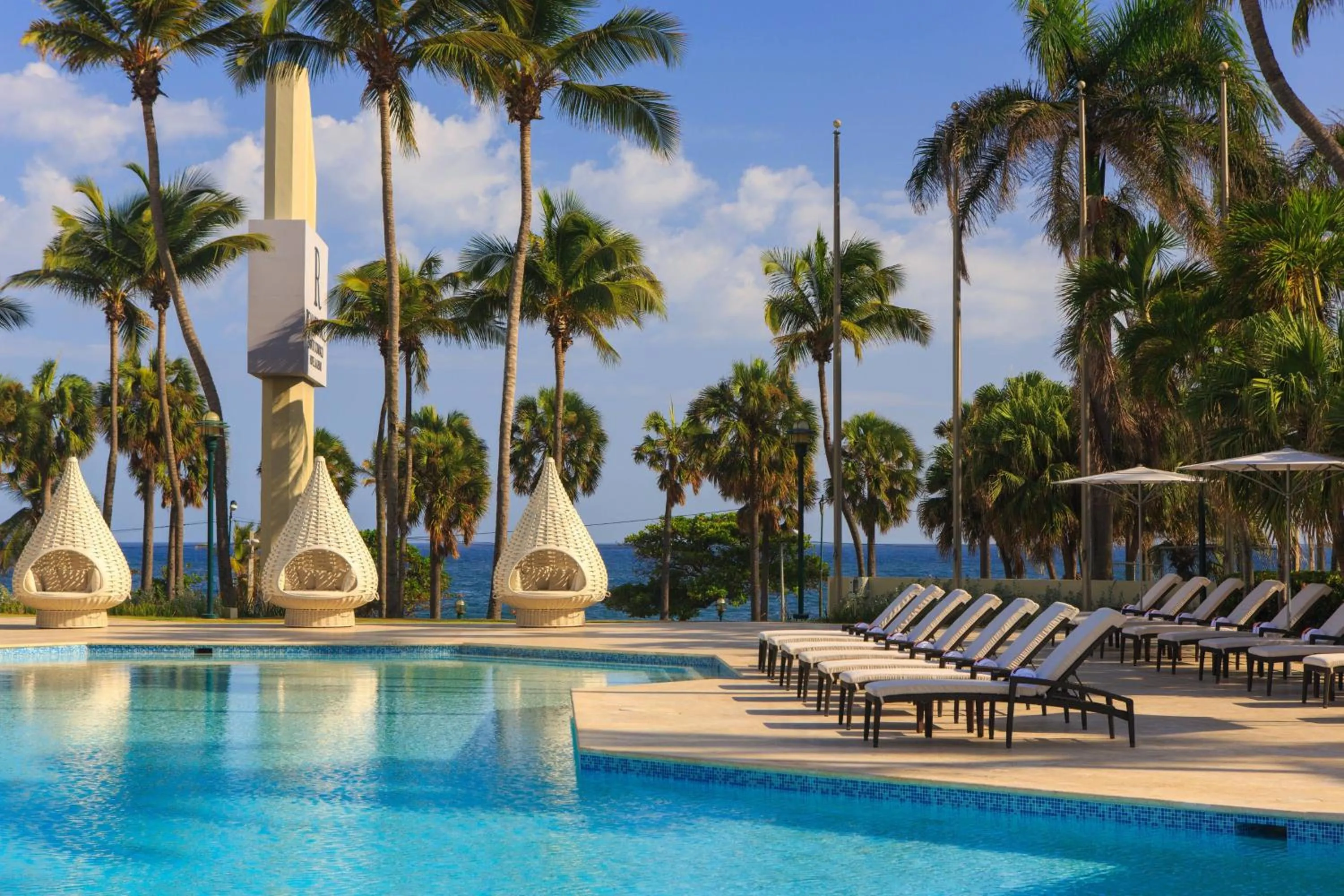 Swimming pool in Renaissance Santo Domingo Jaragua Hotel & Casino