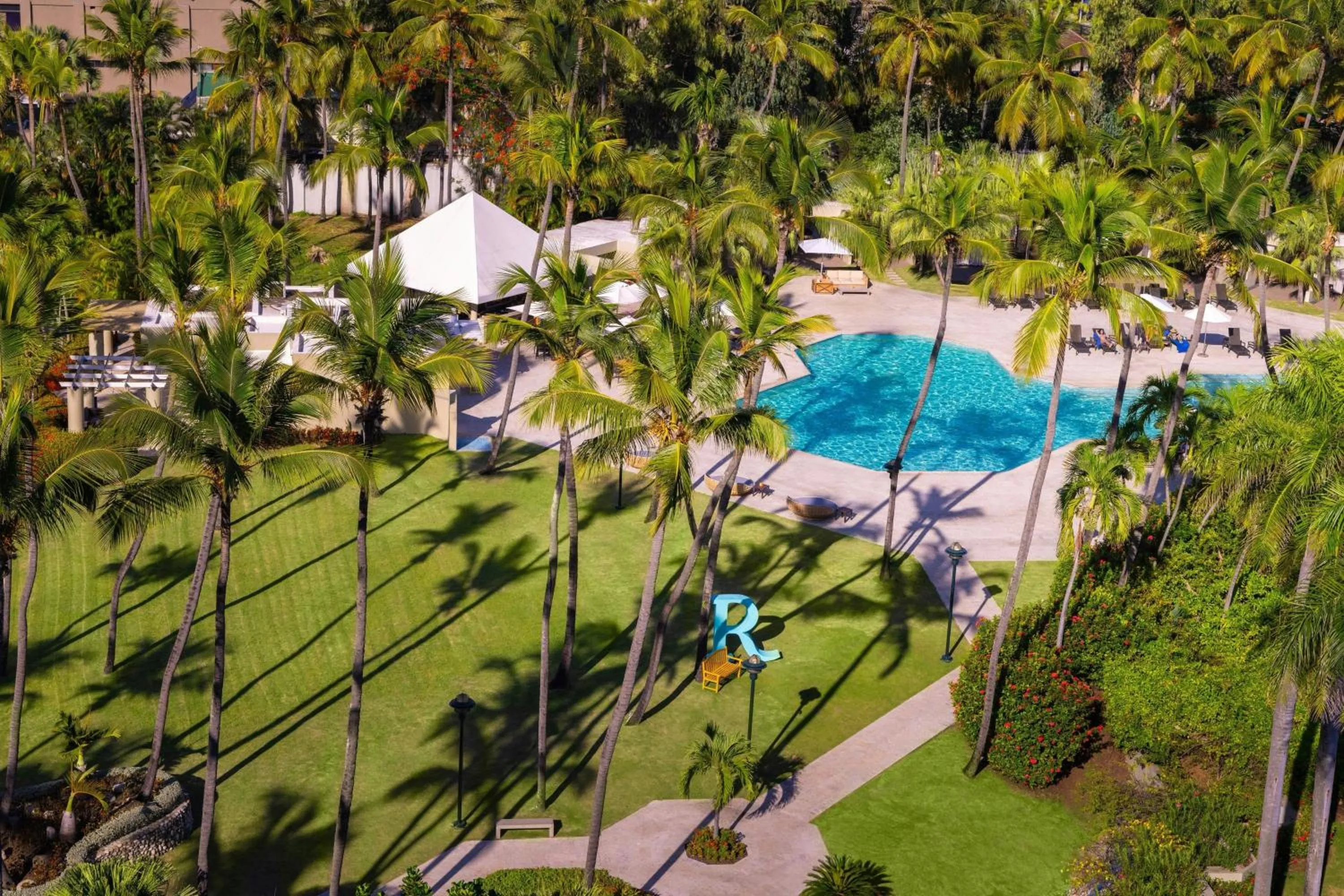 Swimming pool in Renaissance Santo Domingo Jaragua Hotel & Casino