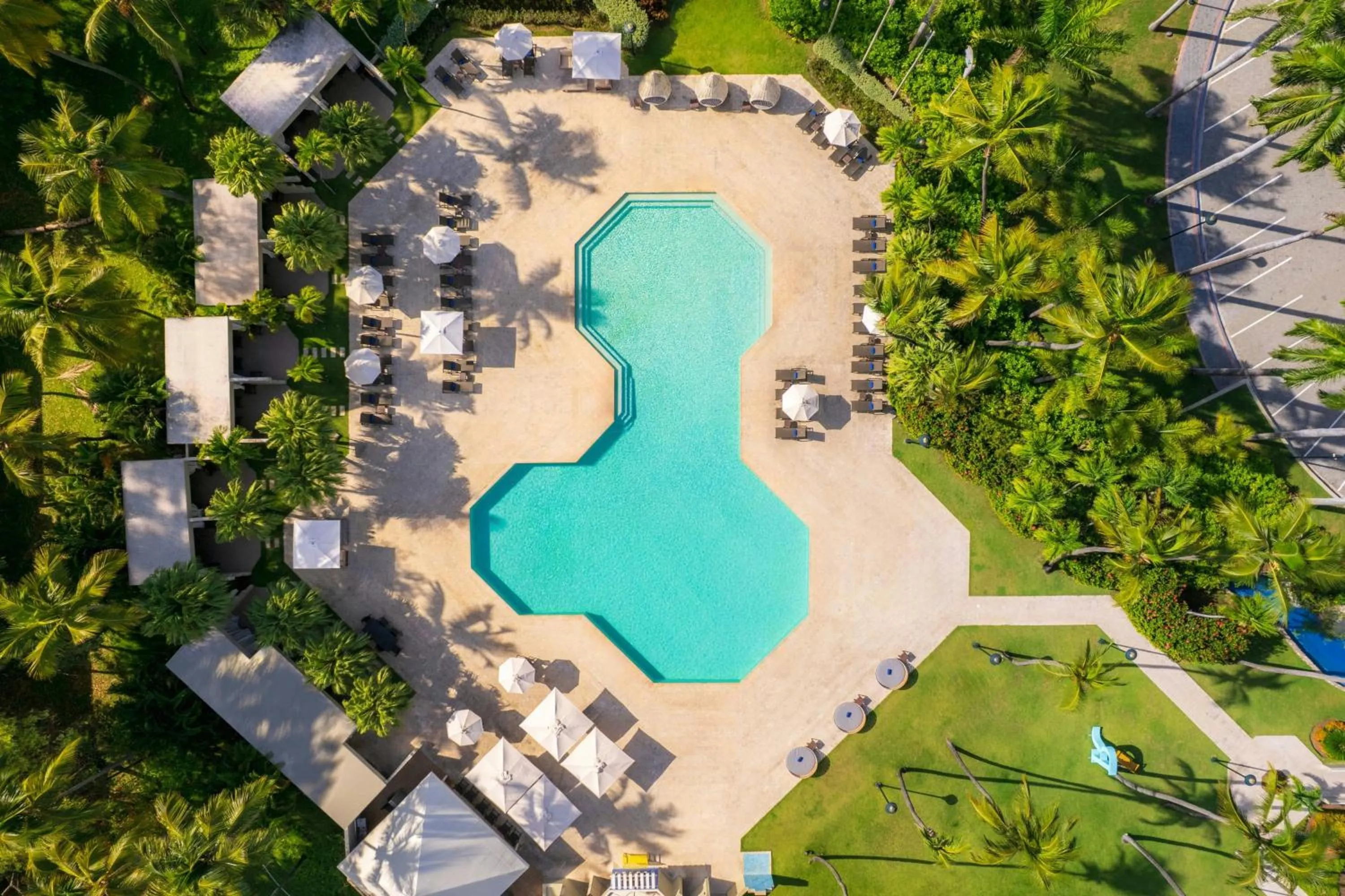 Swimming pool in Renaissance Santo Domingo Jaragua Hotel & Casino