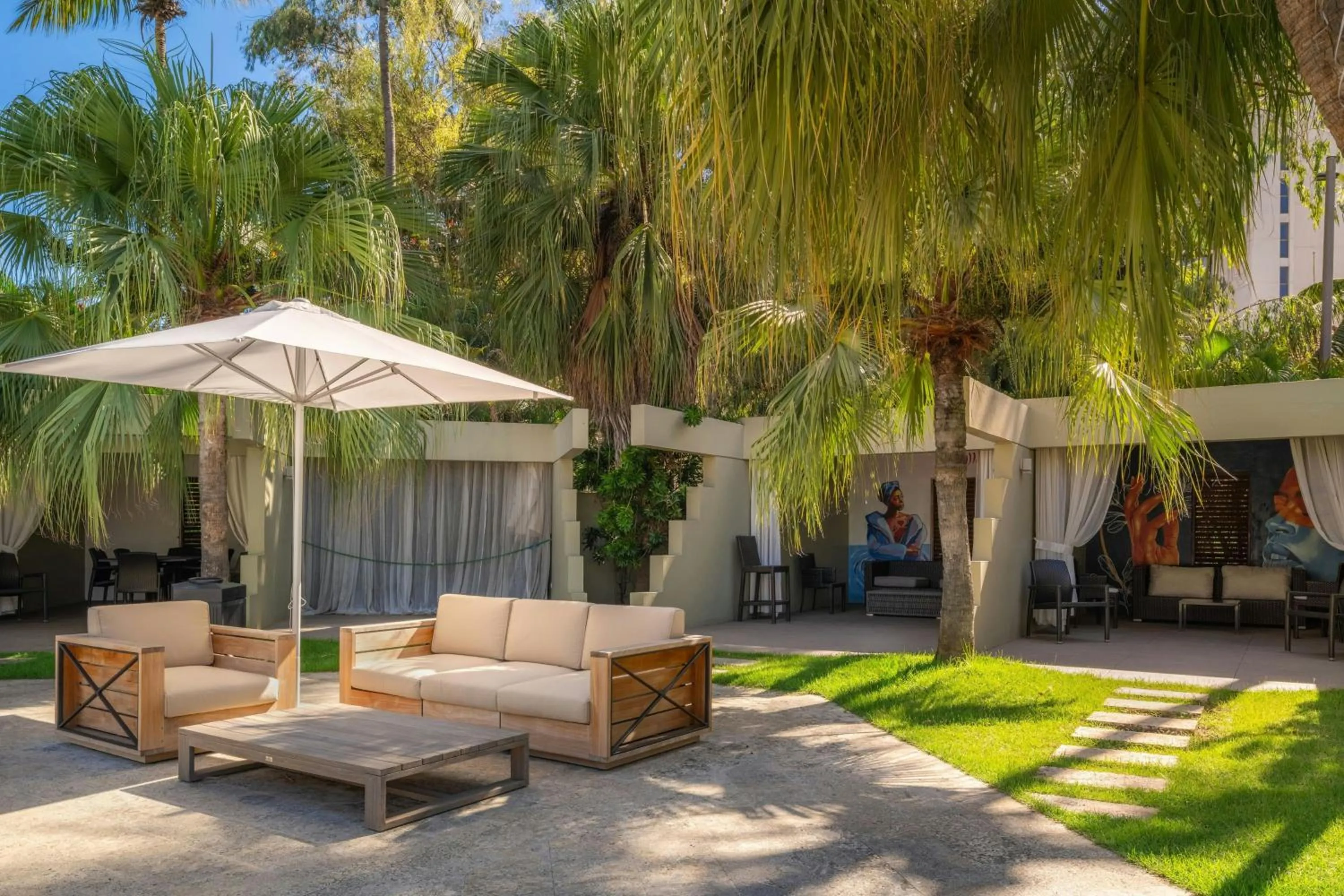 Swimming pool in Renaissance Santo Domingo Jaragua Hotel & Casino
