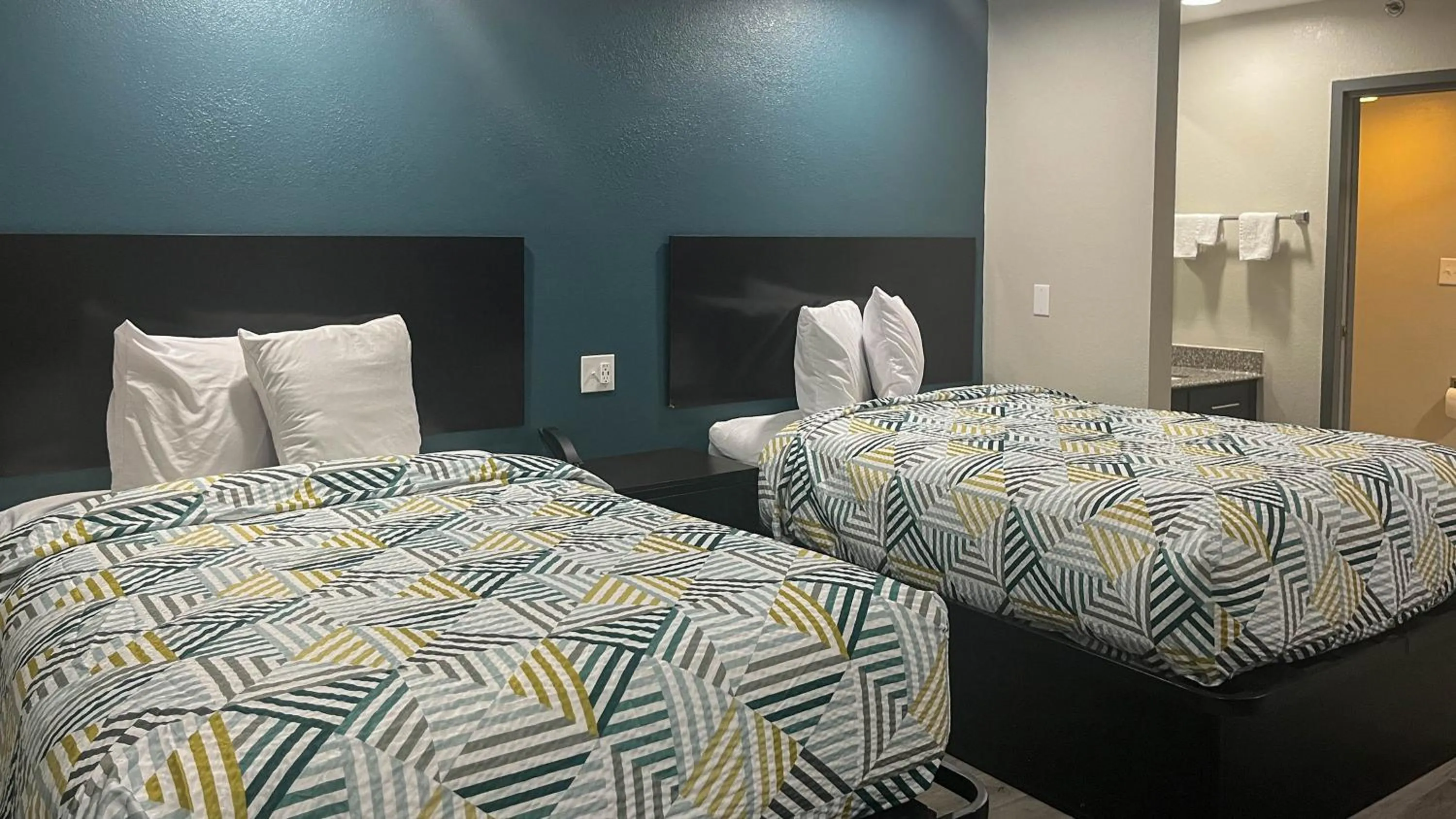 Bedroom, Bed in Studio 6 Suites - Knoxville, TN - Downtown