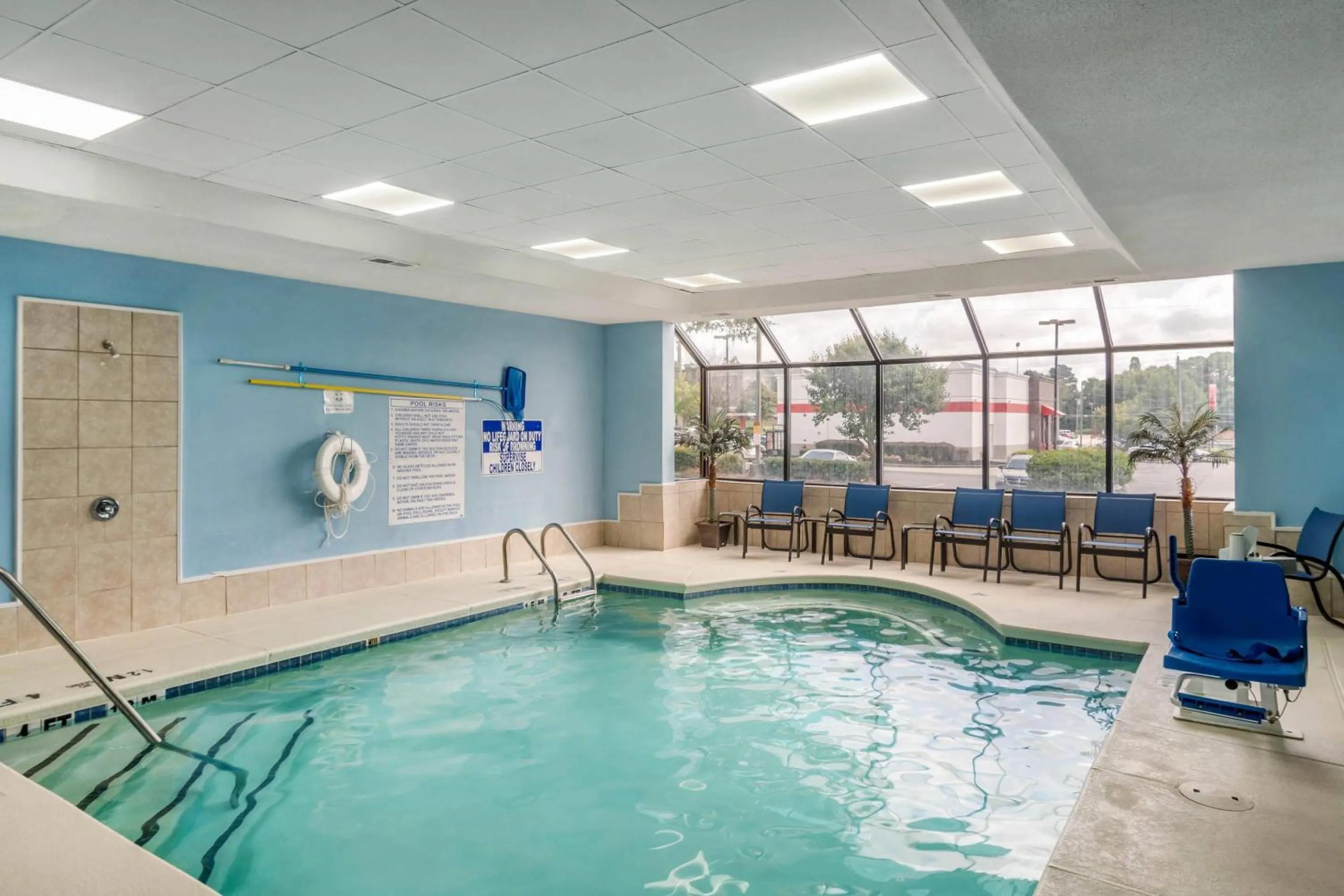 Swimming pool in Comfort Inn & Suites Atlanta-Smyrna