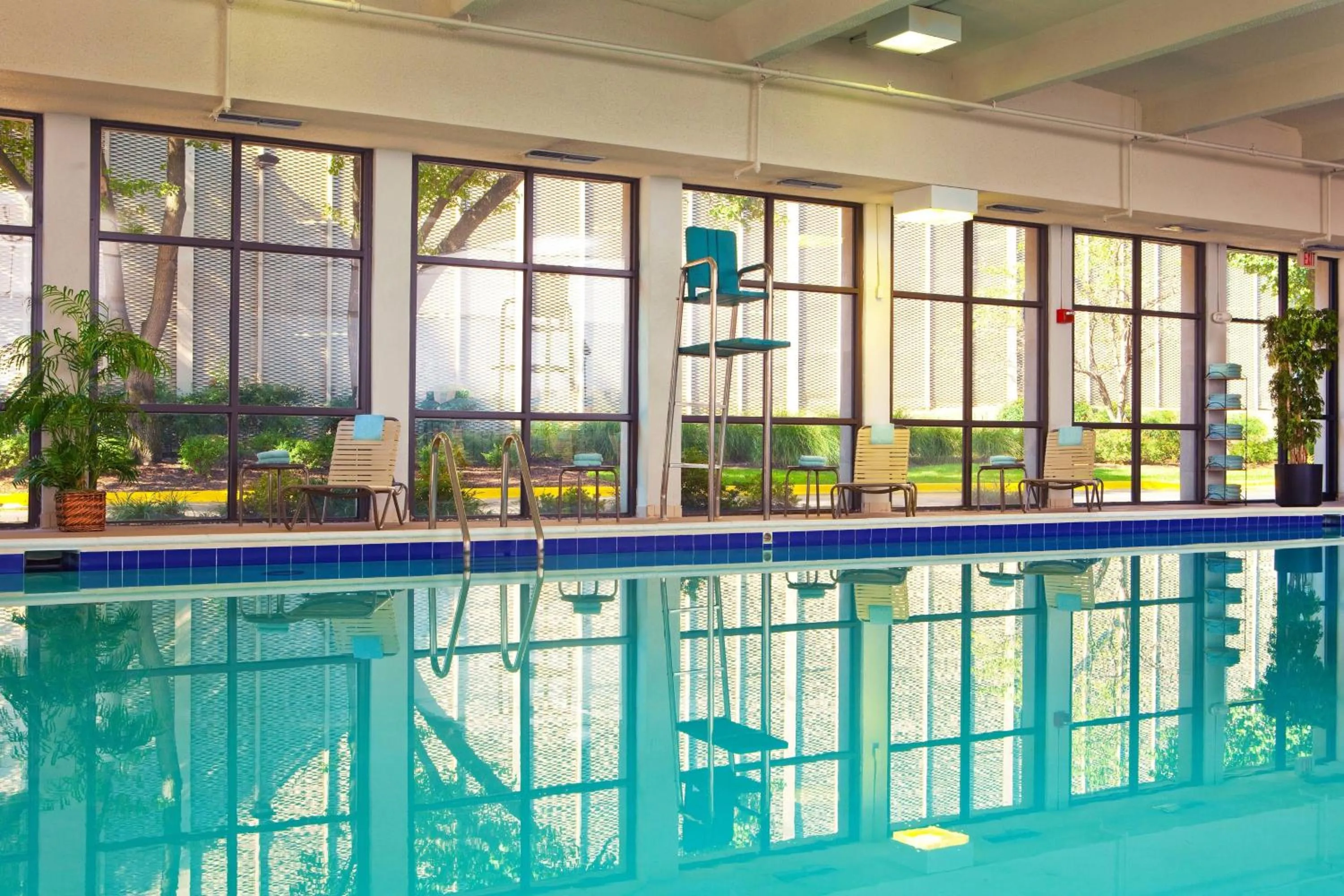 Swimming pool in Courtyard by Marriott Alexandria Pentagon South