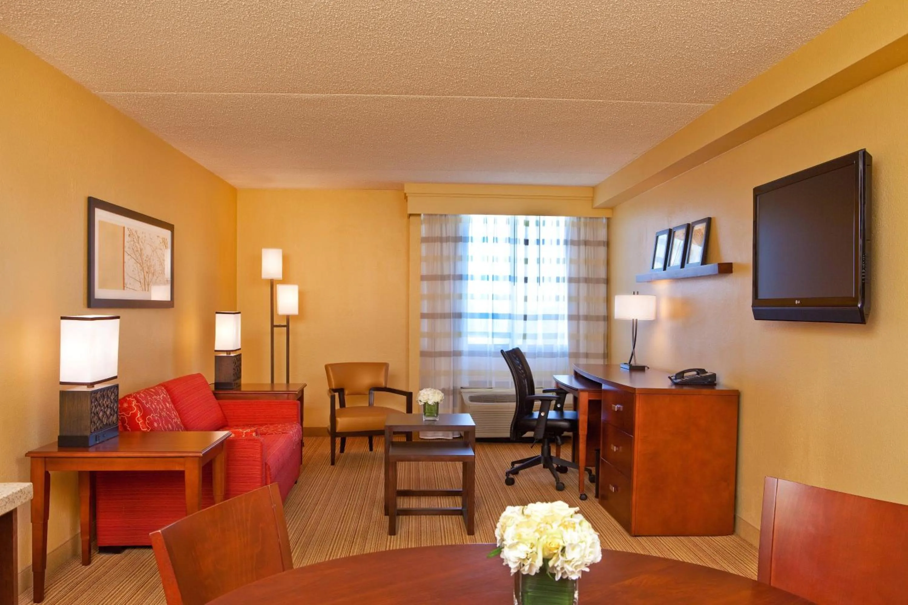 Living room in Courtyard by Marriott Alexandria Pentagon South