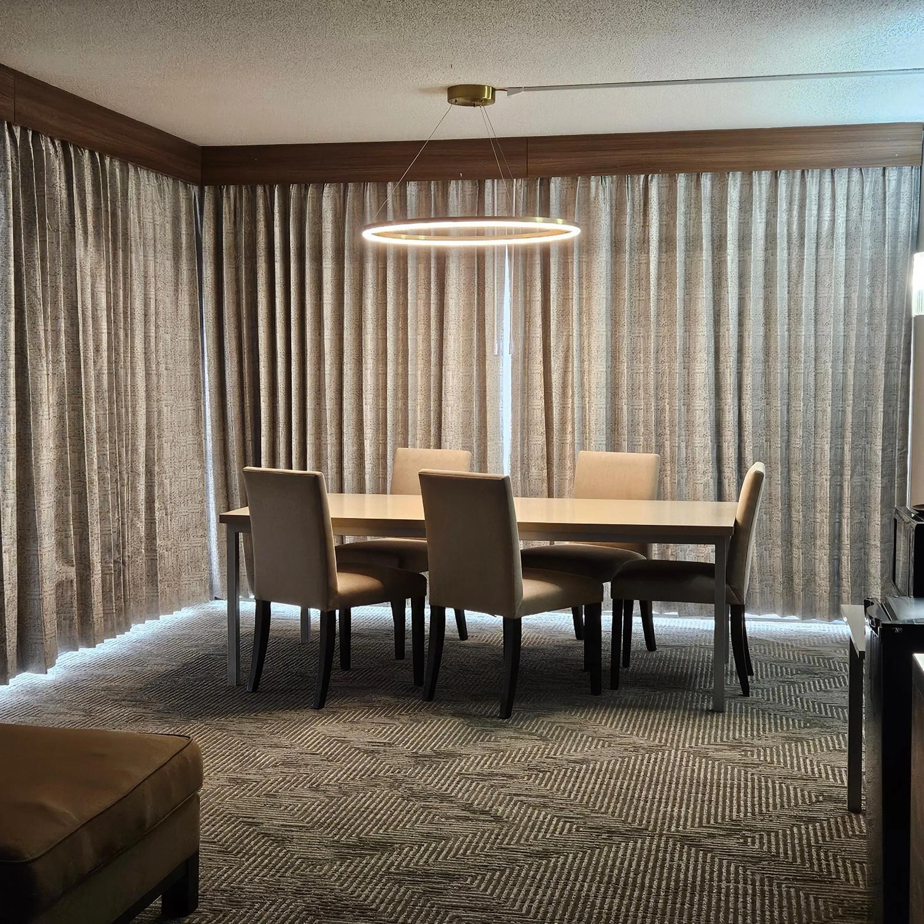 Dining area in Wyndham Rochester Downtown